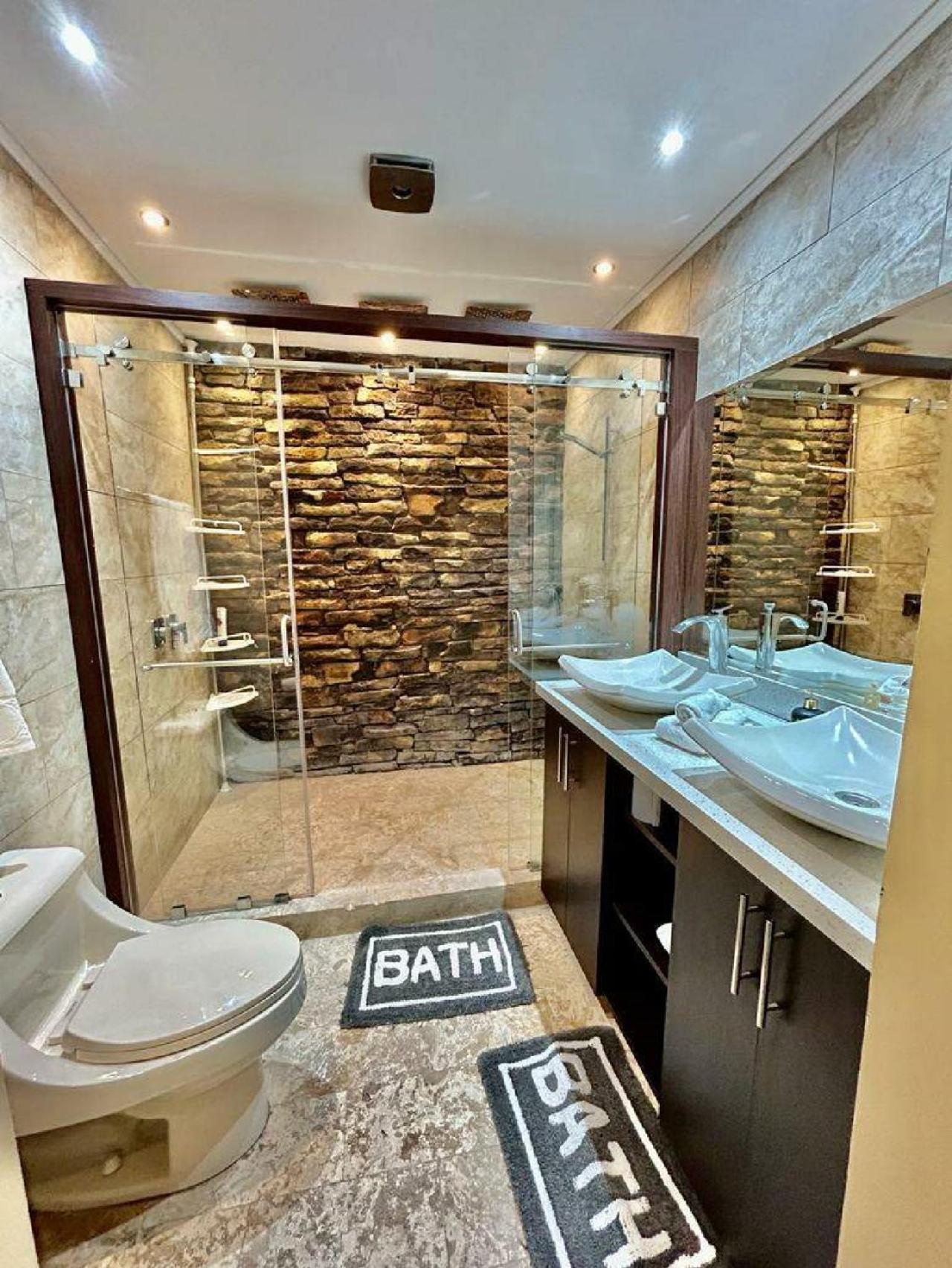 Apartamento de Lujo en Playa Jacó, Frente al Mar, Wifi, AC, Parqueo Privado y Piscinas