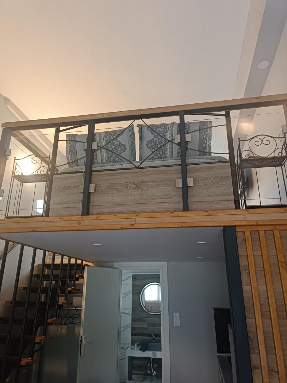 Flisvos loft by the sea view 4