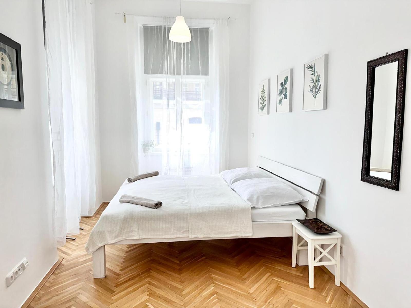 Viaduct View Apartment