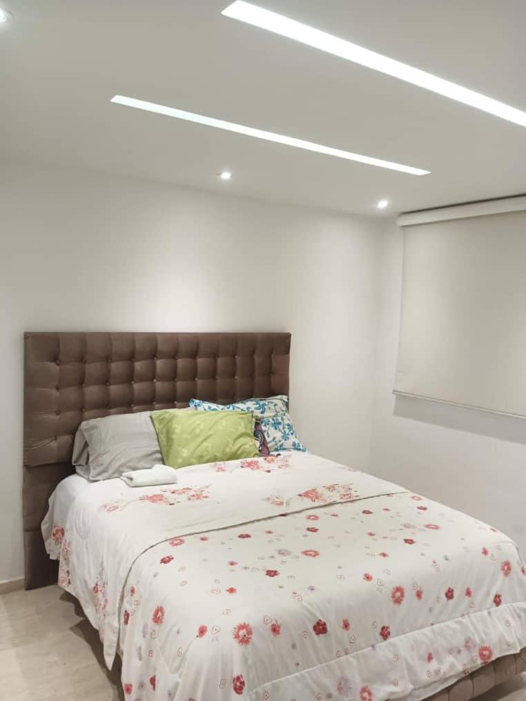 Hermosa lujosa y moderna casa boté de 4 habitaciones con piscina view 2