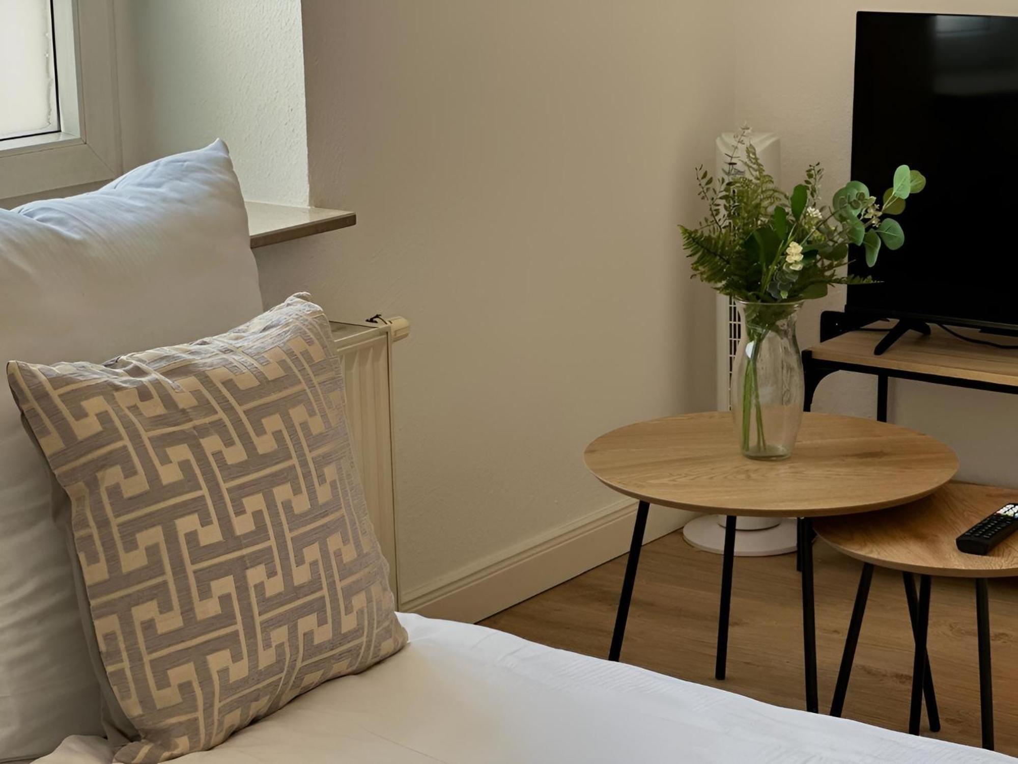 RAHA Apartments - Modernes Studio-Apartment - HBF - Privat Parkplatz