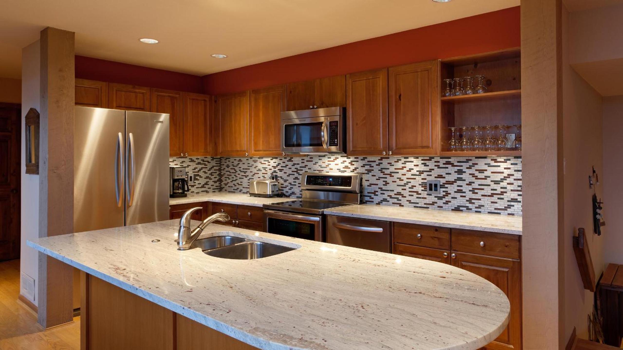 Northern Lights 16 | Large 4-Bed Townhome Near to Village w/ Hot Tub, Steam Room & Parking
