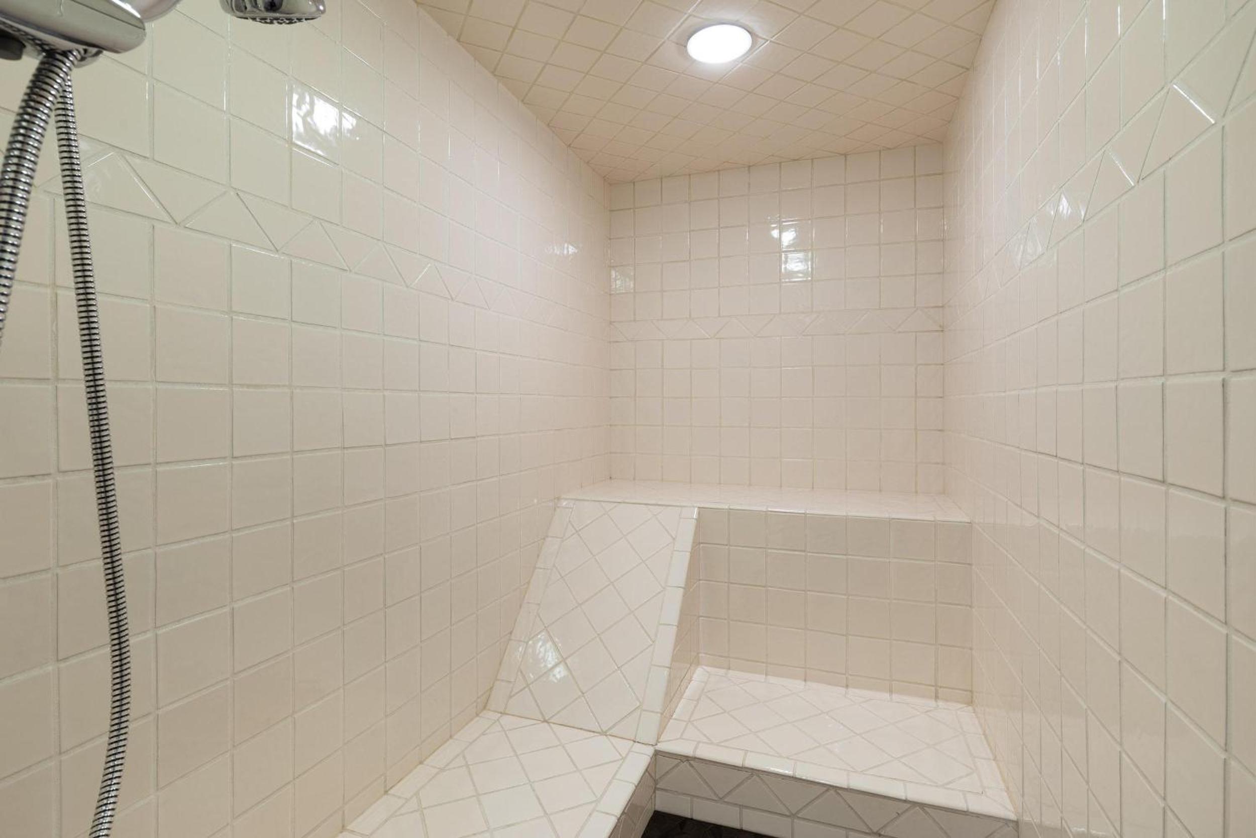 Northern Lights 16 | Large 4-Bed Townhome Near to Village w/ Hot Tub, Steam Room & Parking