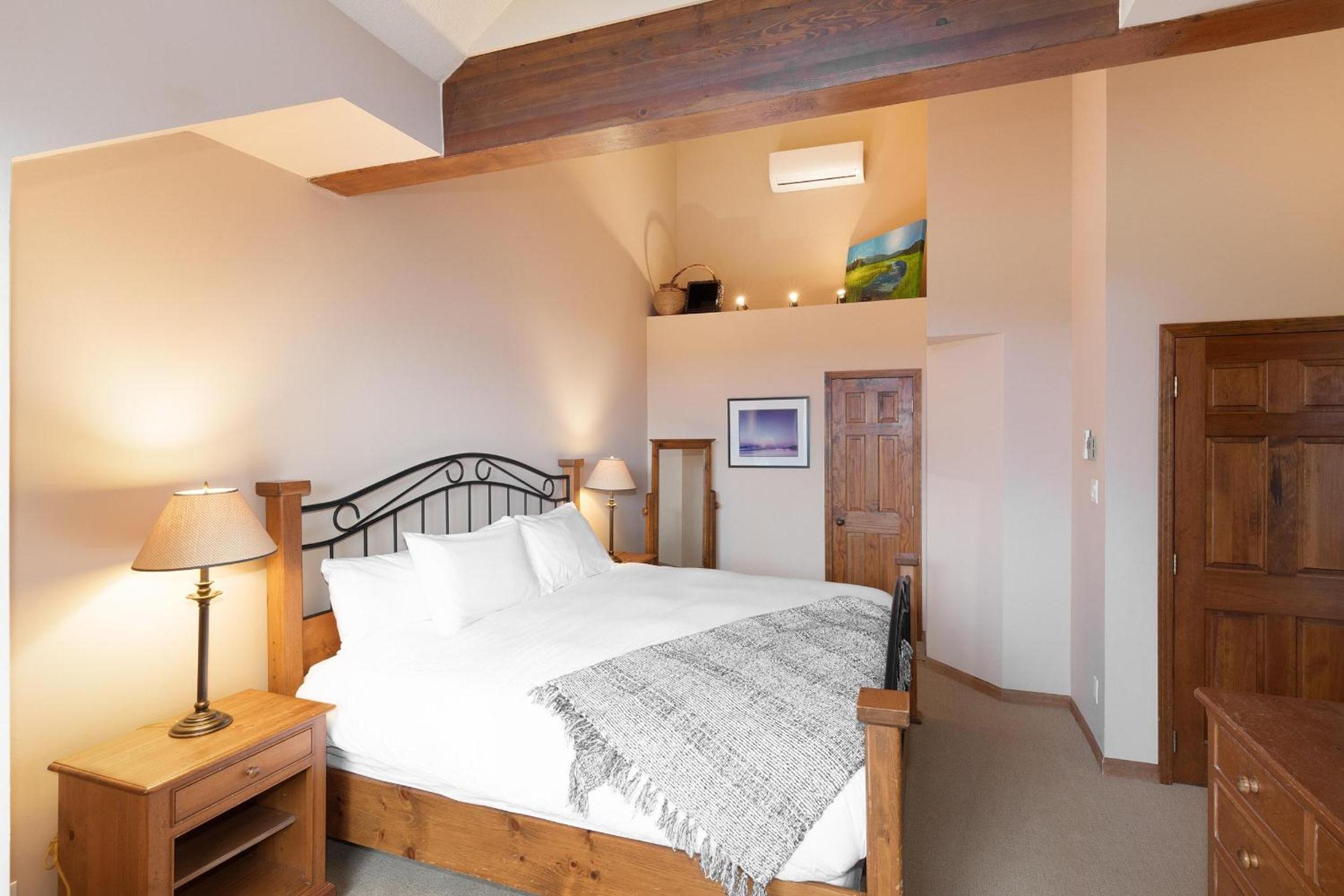 Northern Lights 16 | Large 4-Bed Townhome Near to Village w/ Hot Tub, Steam Room & Parking