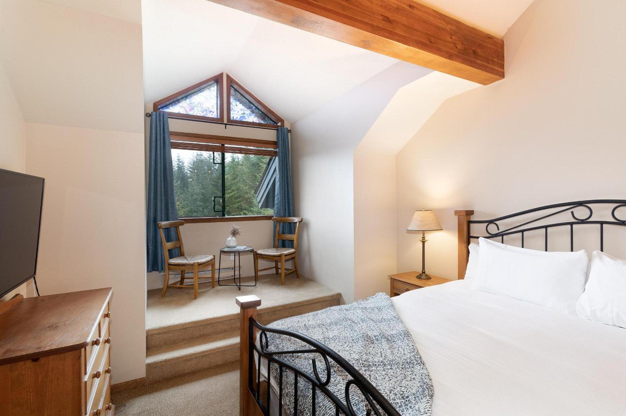 Northern Lights 16 | Large 4-Bed Townhome Near to Village w/ Hot Tub, Steam Room & Parking