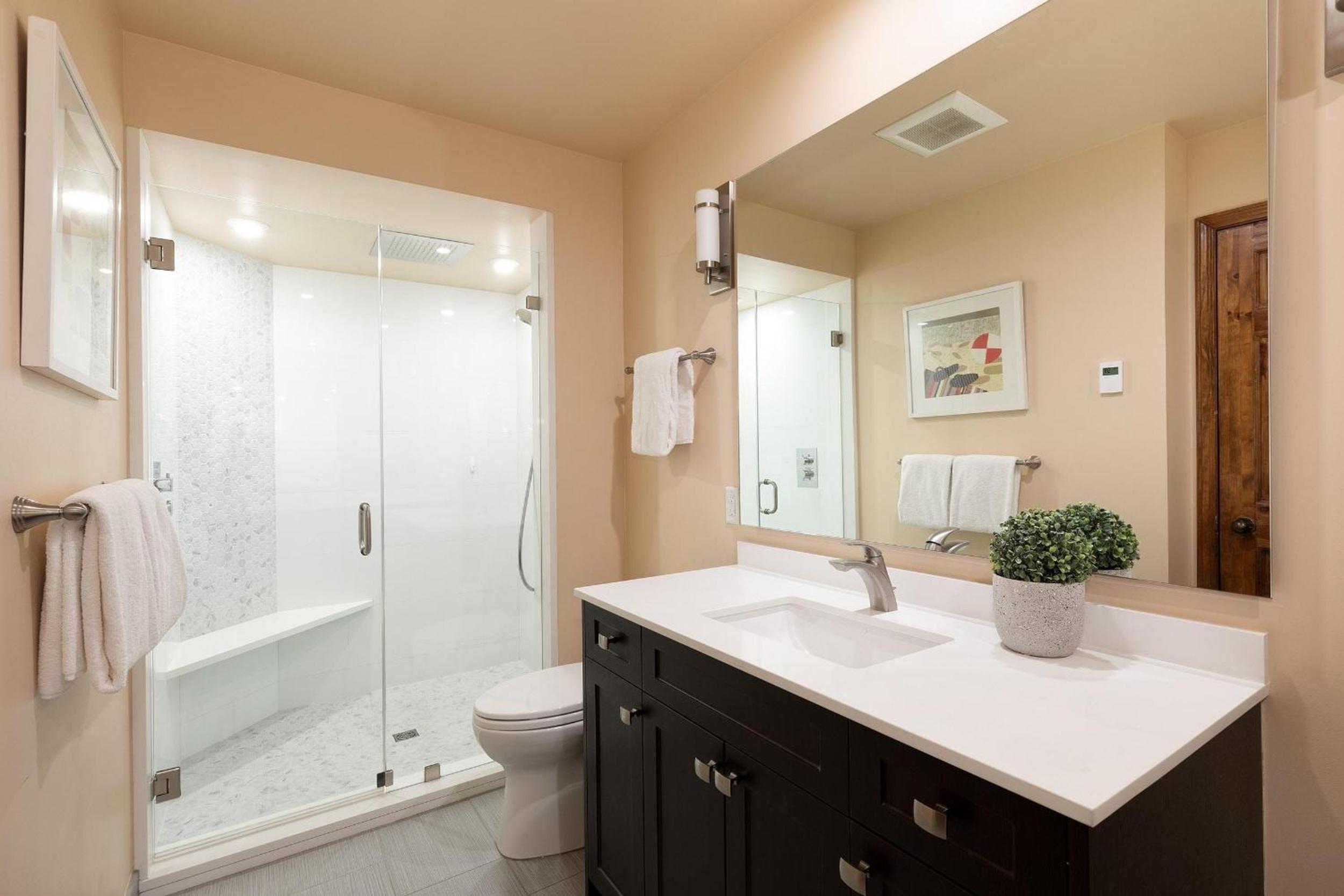 Northern Lights 16 | Large 4-Bed Townhome Near to Village w/ Hot Tub, Steam Room & Parking