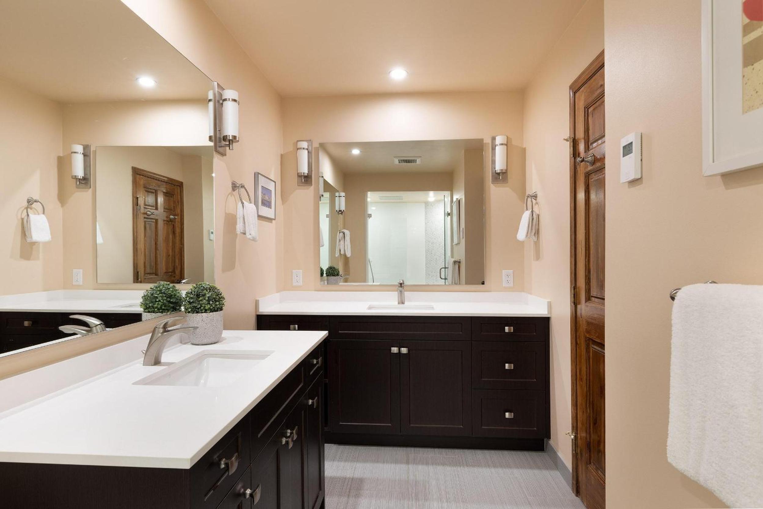Northern Lights 16 | Large 4-Bed Townhome Near to Village w/ Hot Tub, Steam Room & Parking