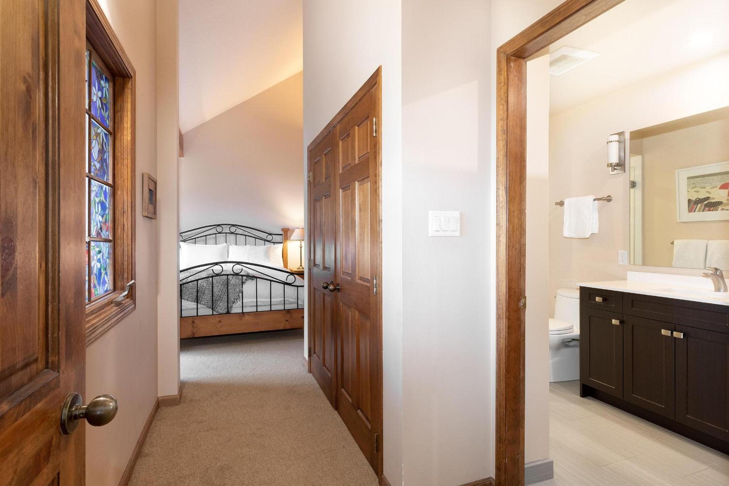 Northern Lights 16 | Large 4-Bed Townhome Near to Village w/ Hot Tub, Steam Room & Parking