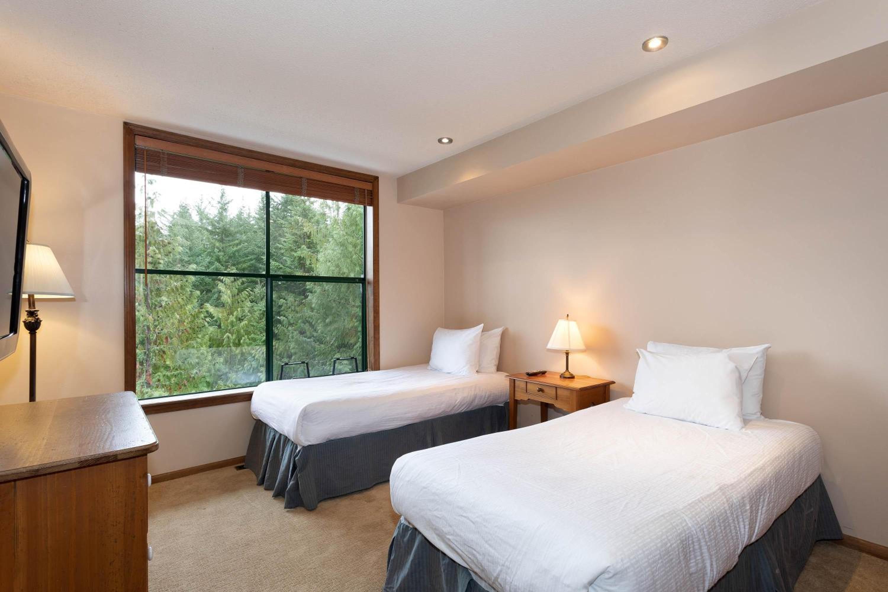 Northern Lights 16 | Large 4-Bed Townhome Near to Village w/ Hot Tub, Steam Room & Parking