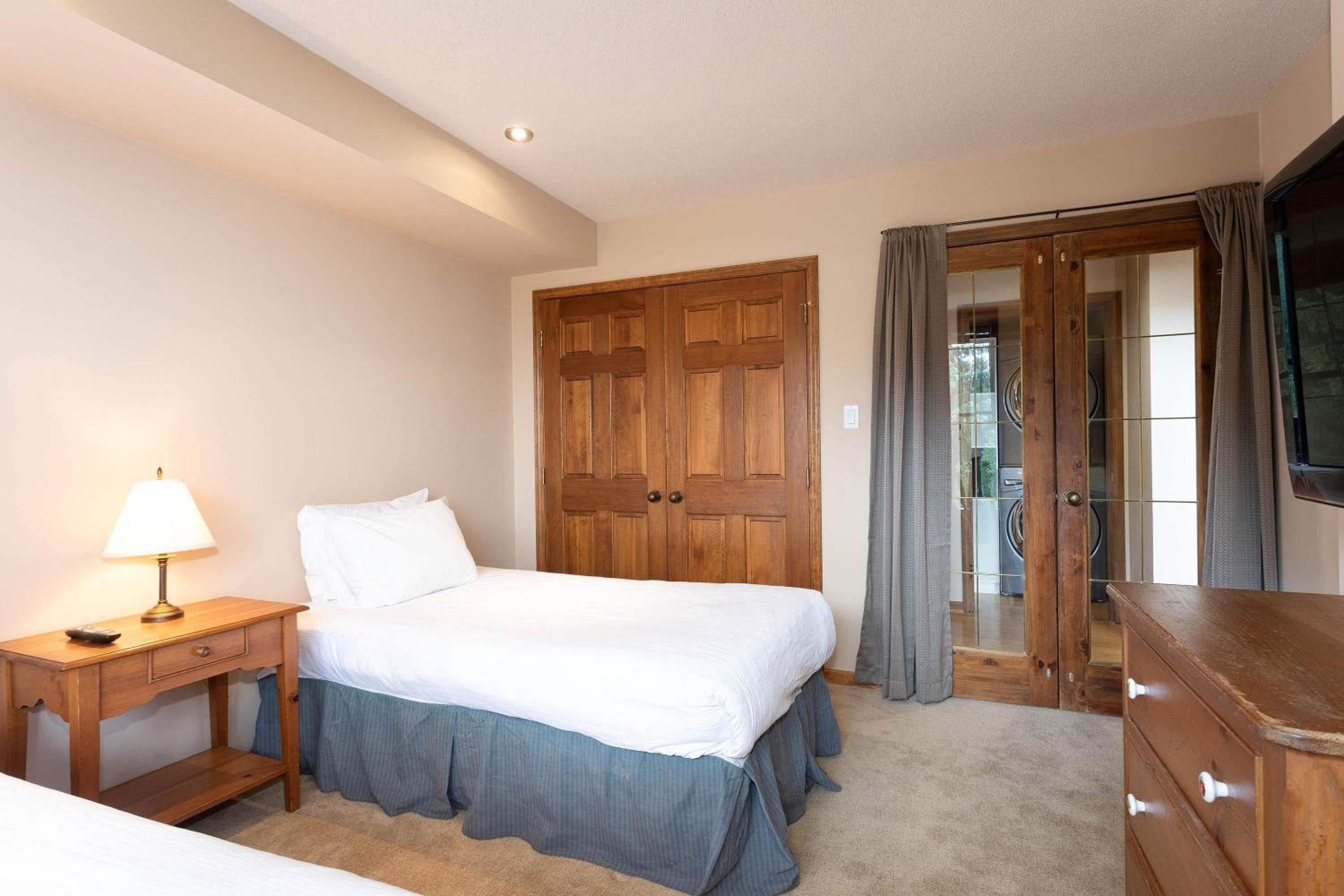 Northern Lights 16 | Large 4-Bed Townhome Near to Village w/ Hot Tub, Steam Room & Parking