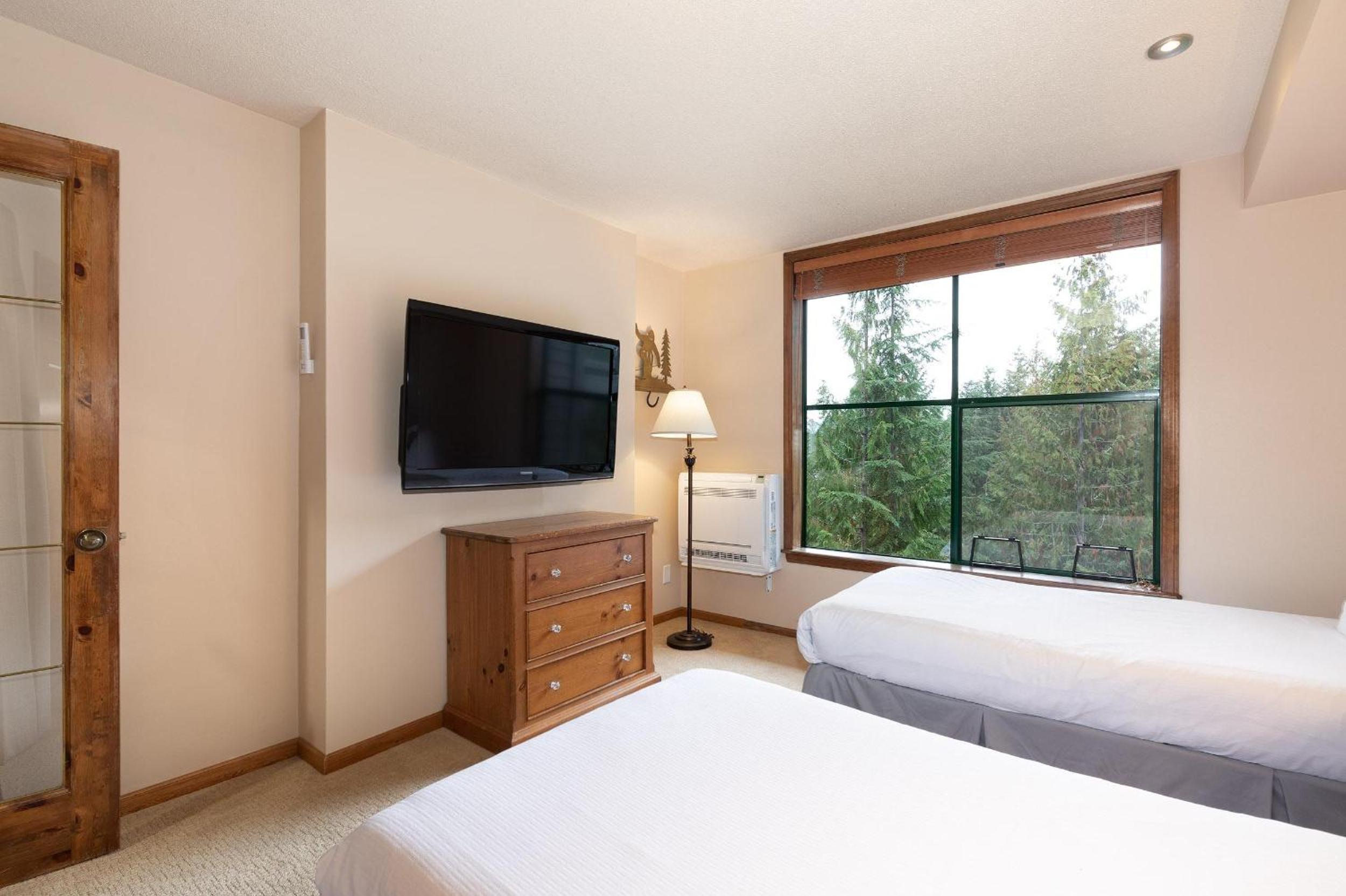 Northern Lights 16 | Large 4-Bed Townhome Near to Village w/ Hot Tub, Steam Room & Parking