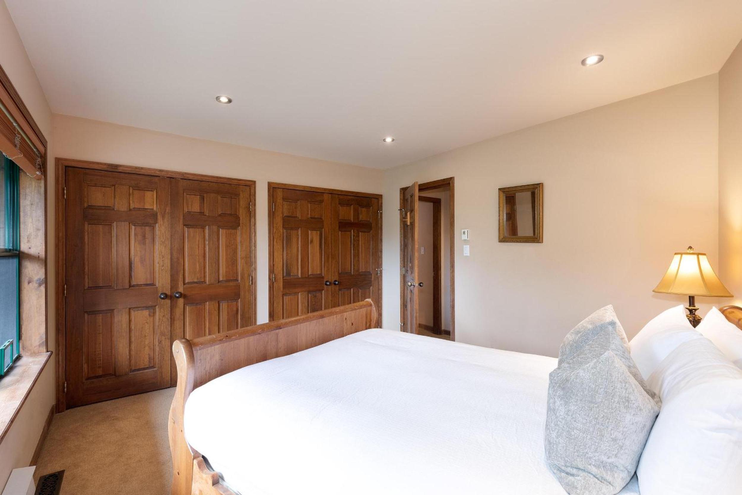Northern Lights 16 | Large 4-Bed Townhome Near to Village w/ Hot Tub, Steam Room & Parking