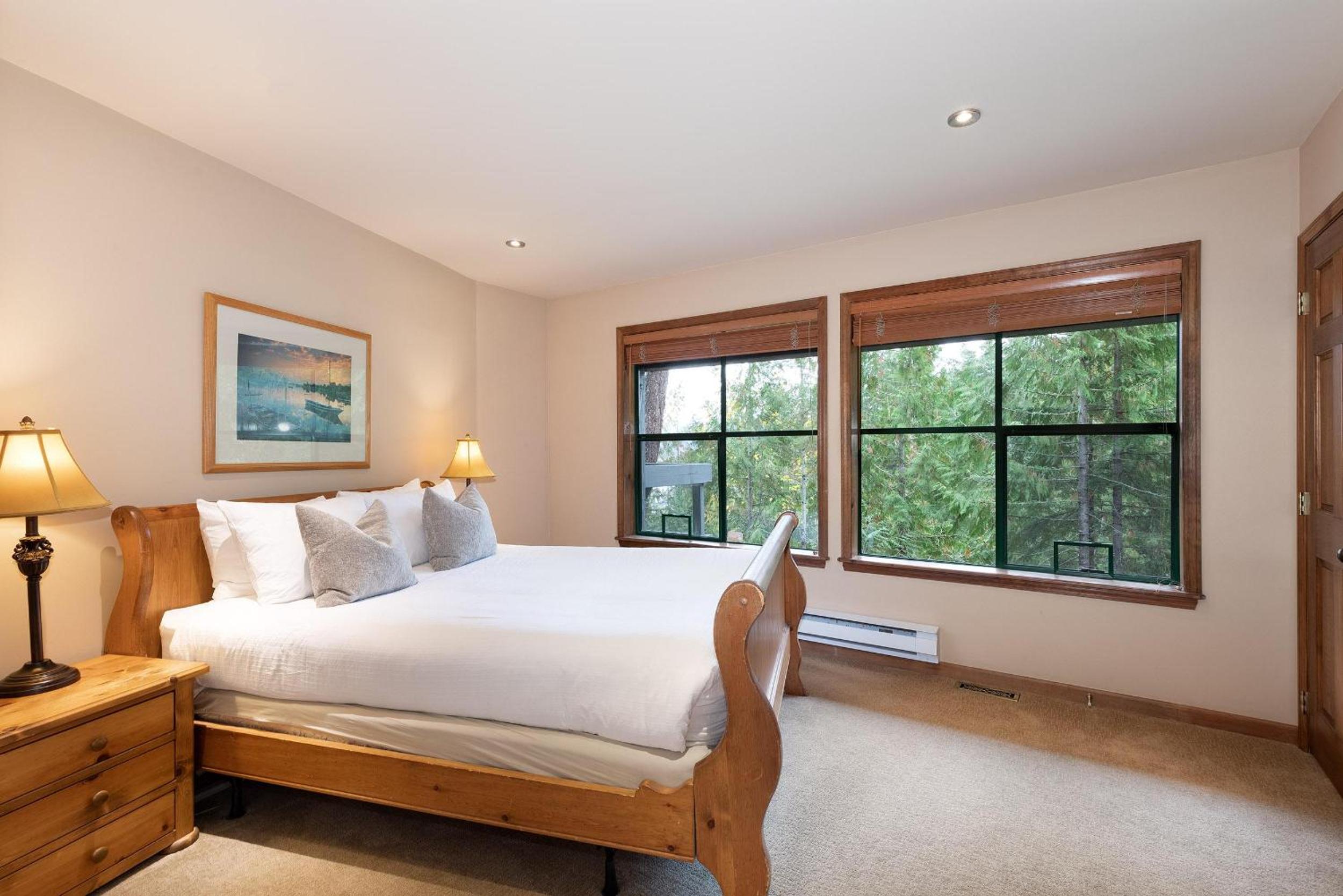 Northern Lights 16 | Large 4-Bed Townhome Near to Village w/ Hot Tub, Steam Room & Parking