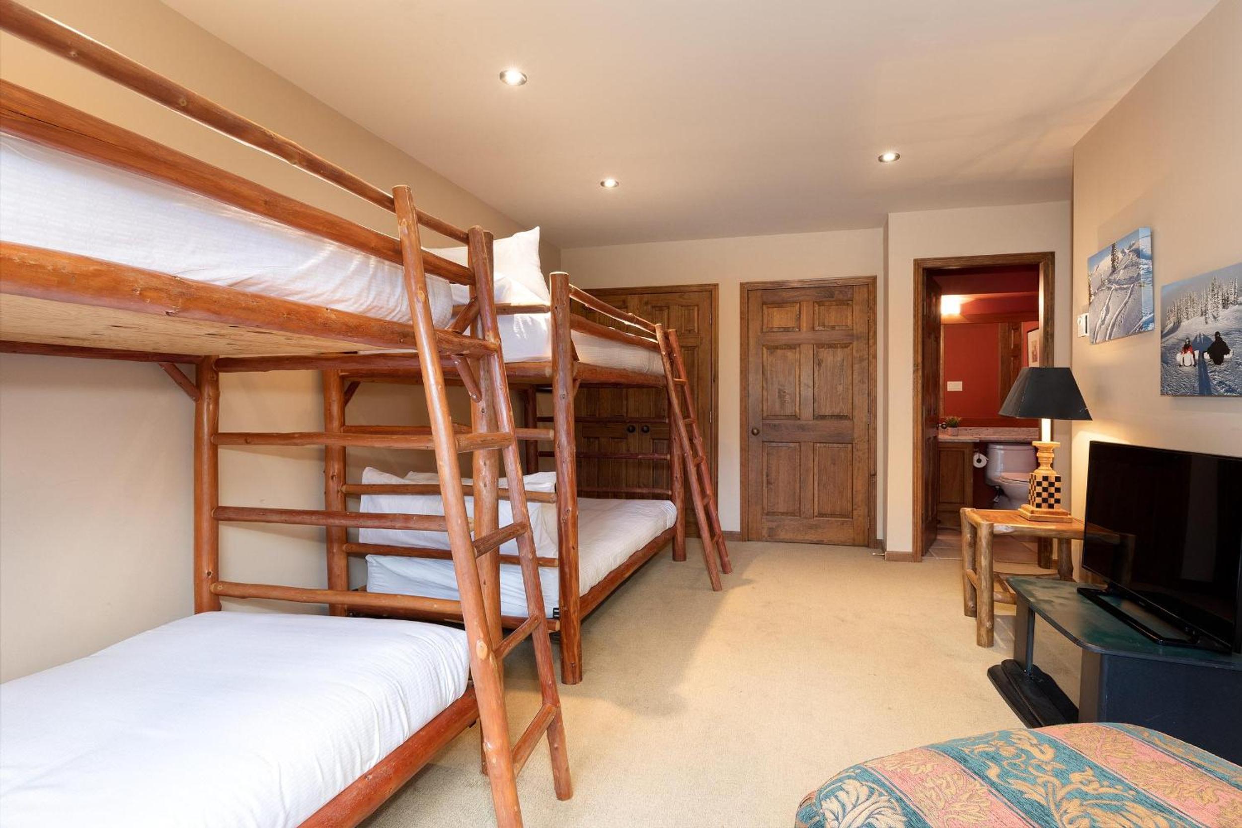 Northern Lights 16 | Large 4-Bed Townhome Near to Village w/ Hot Tub, Steam Room & Parking