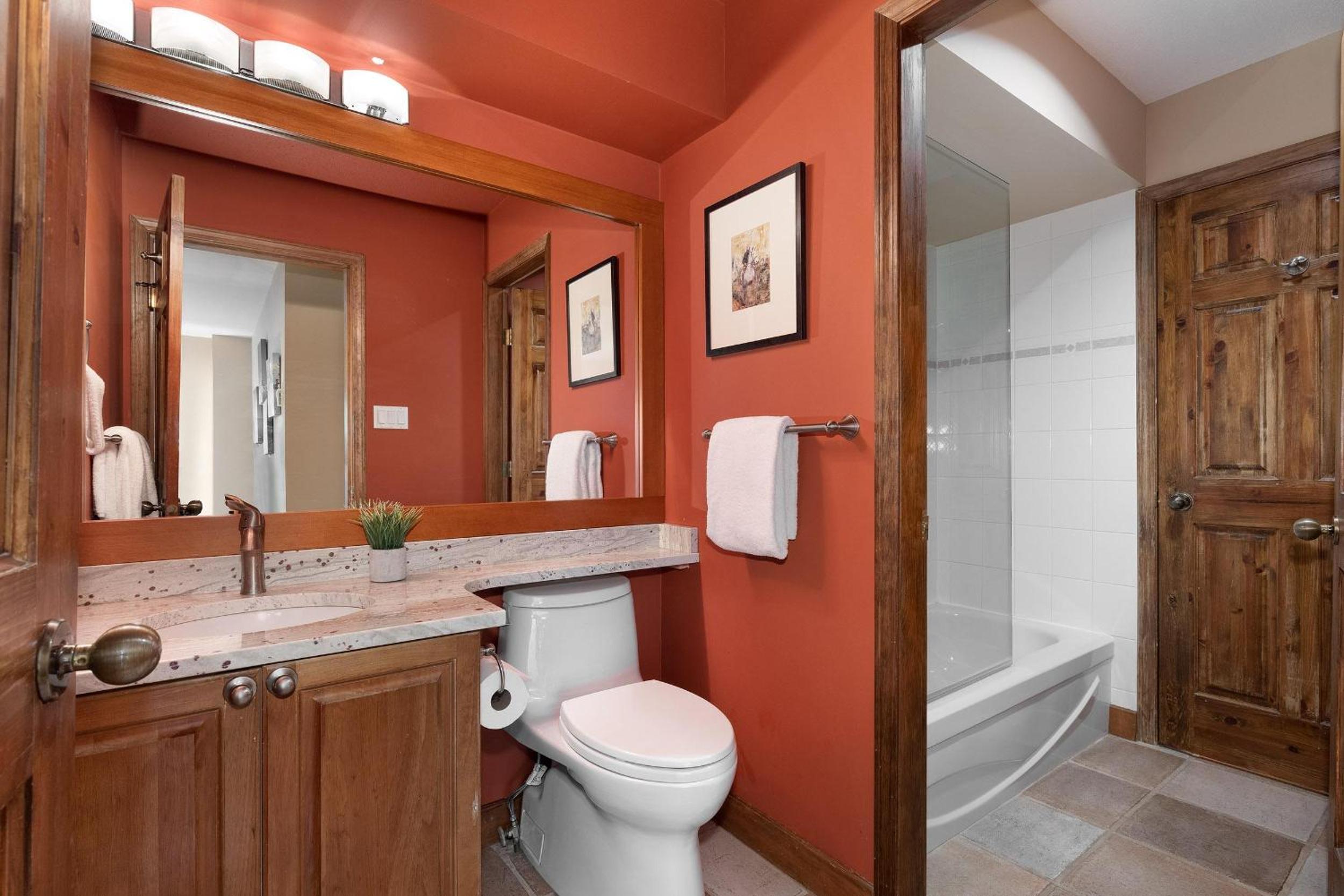 Northern Lights 16 | Large 4-Bed Townhome Near to Village w/ Hot Tub, Steam Room & Parking