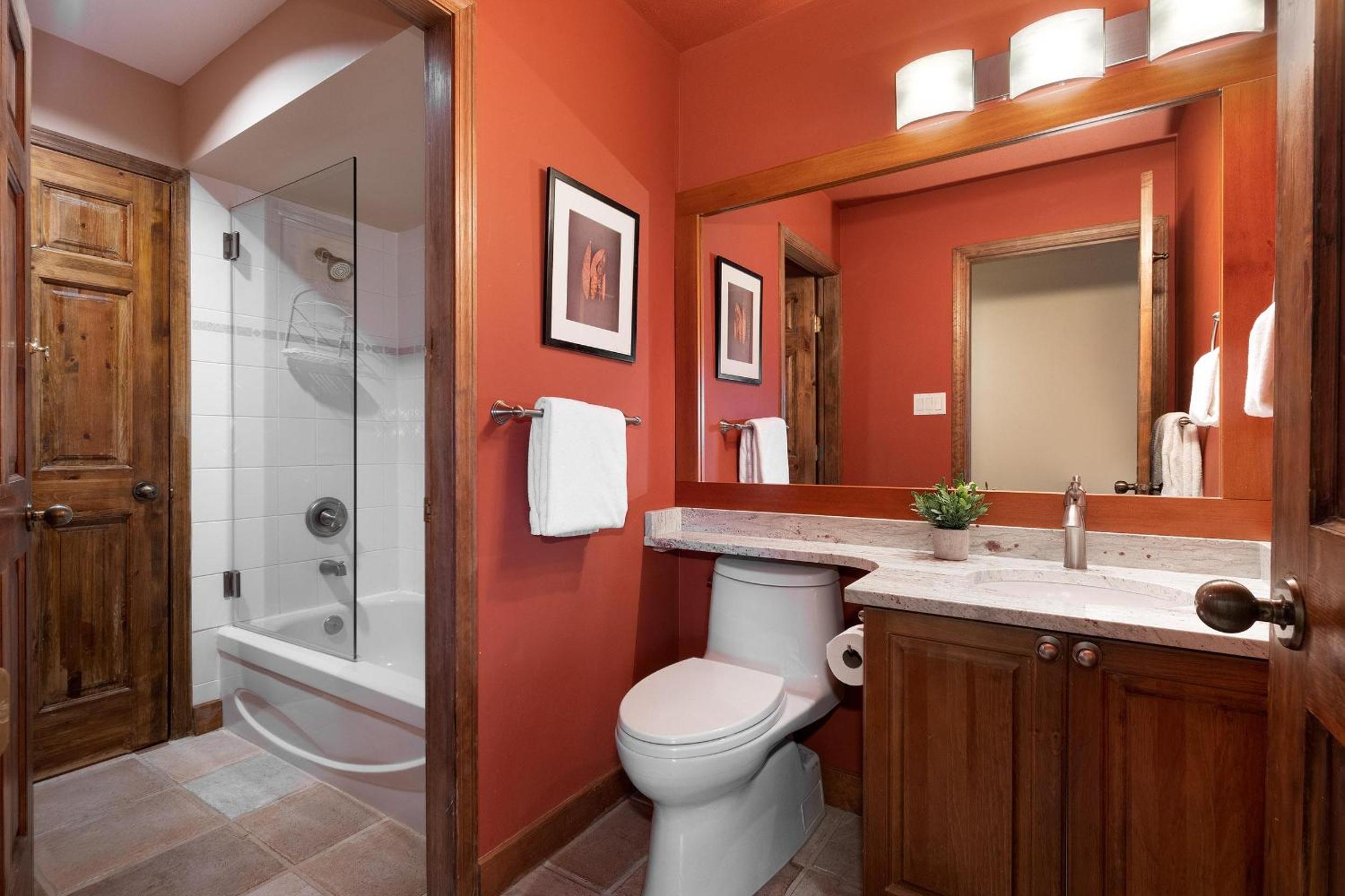 Northern Lights 16 | Large 4-Bed Townhome Near to Village w/ Hot Tub, Steam Room & Parking