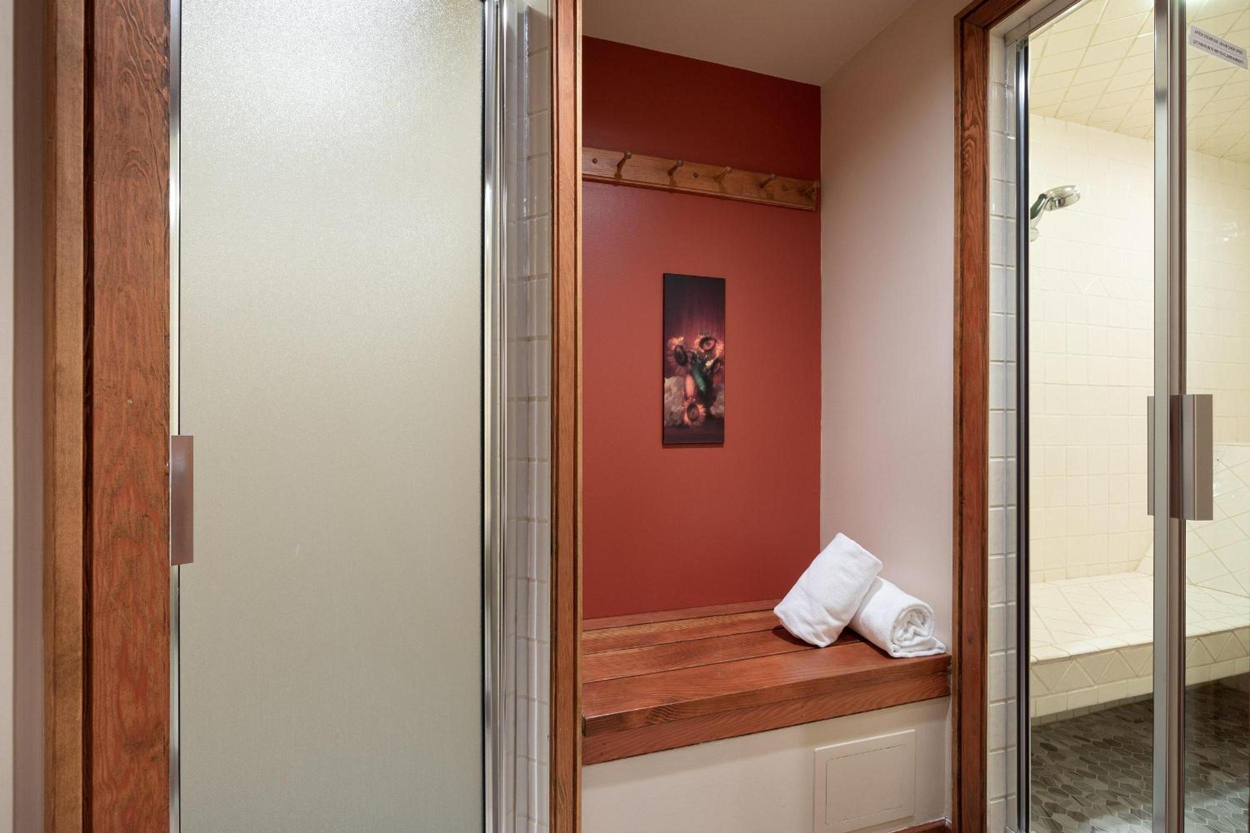 Northern Lights 16 | Large 4-Bed Townhome Near to Village w/ Hot Tub, Steam Room & Parking