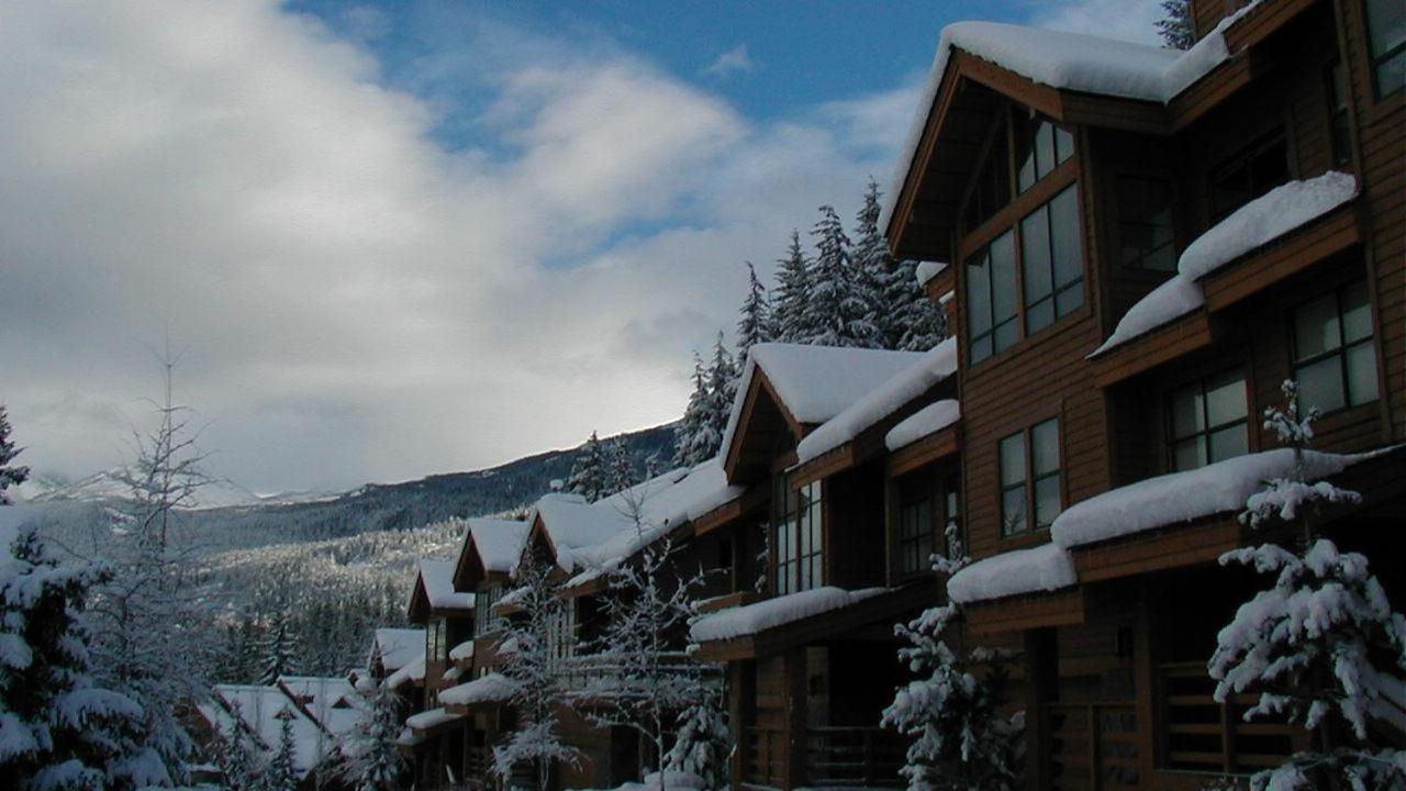 Northern Lights 16 | Large 4-Bed Townhome Near to Village w/ Hot Tub, Steam Room & Parking