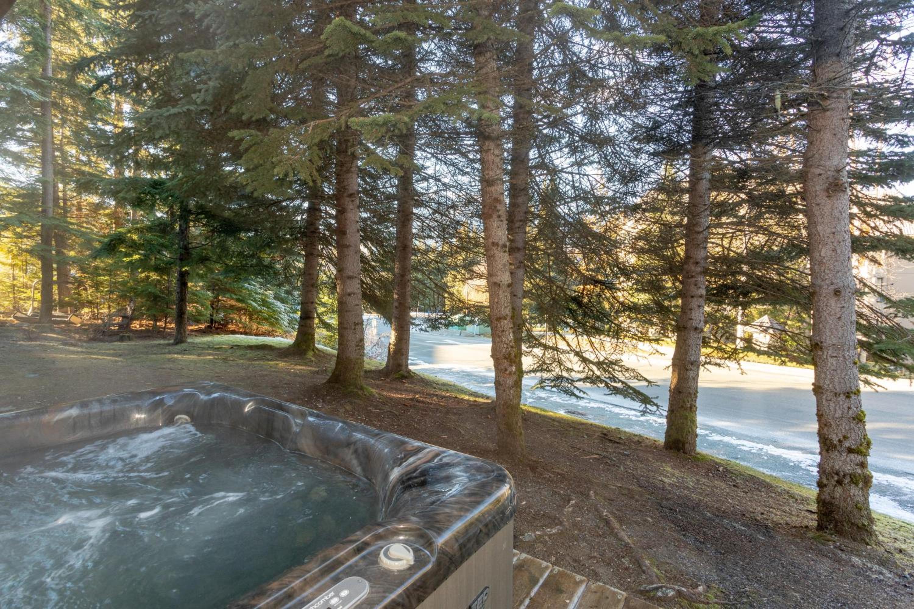 Stoneridge 27 | Cozy Townhome w/ Ski-in-Ski-Out Access, Hot Tub, Parking