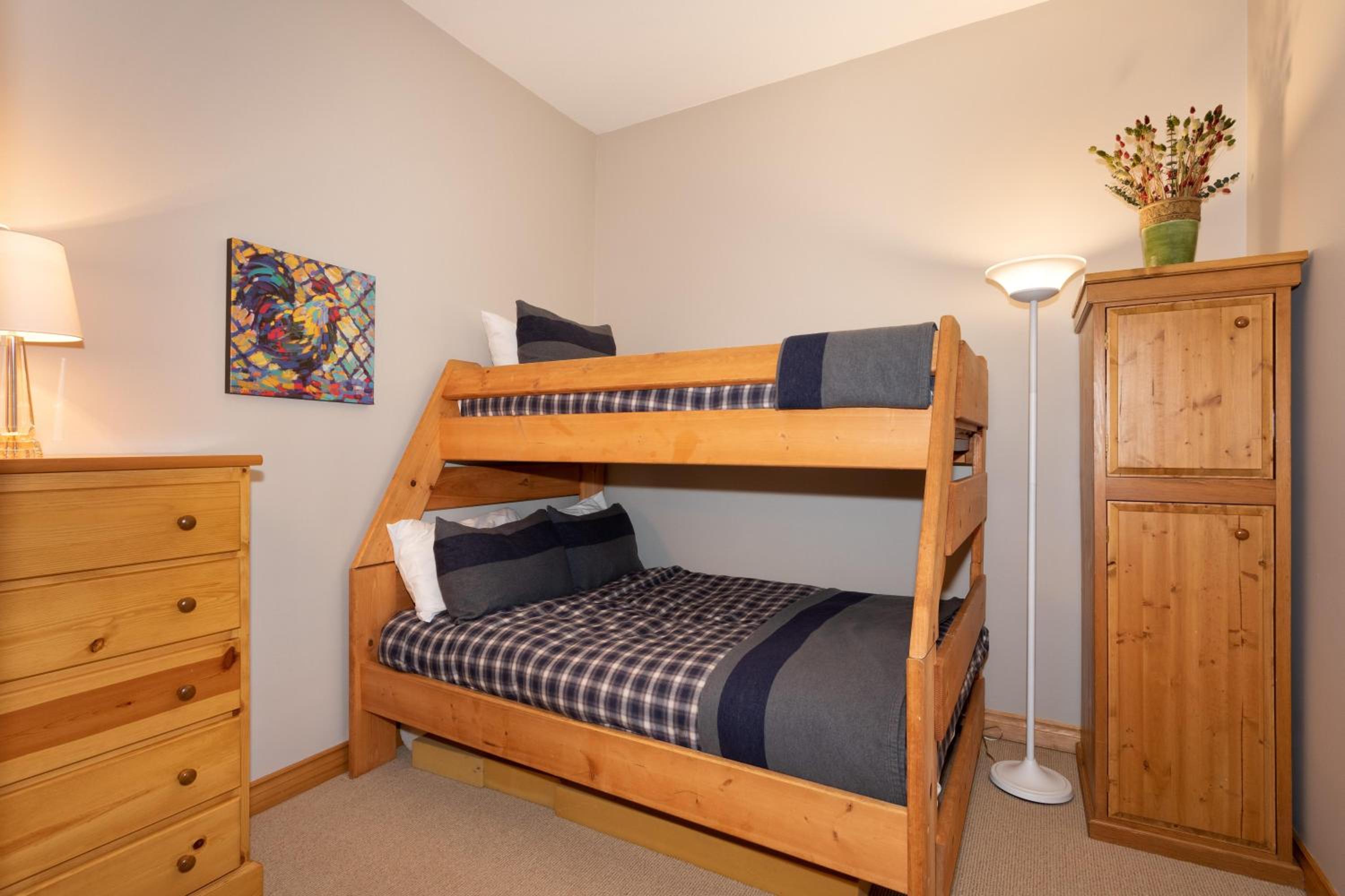 Stoneridge 27 | Cozy Townhome w/ Ski-in-Ski-Out Access, Hot Tub, Parking