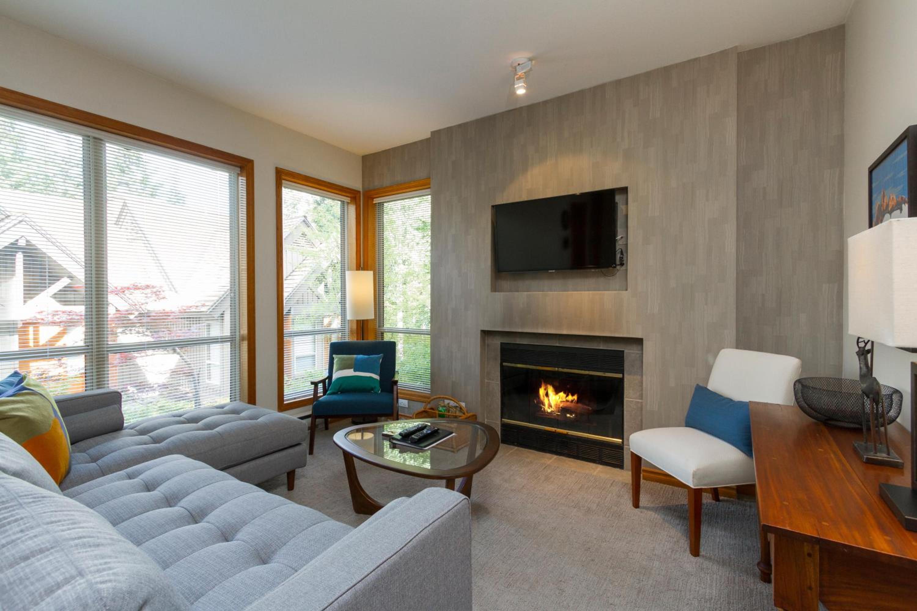 Painted Cliff 31 | Ski-In Ski-Out Townhome close to Upper Village w/ Hot Tub & Parking