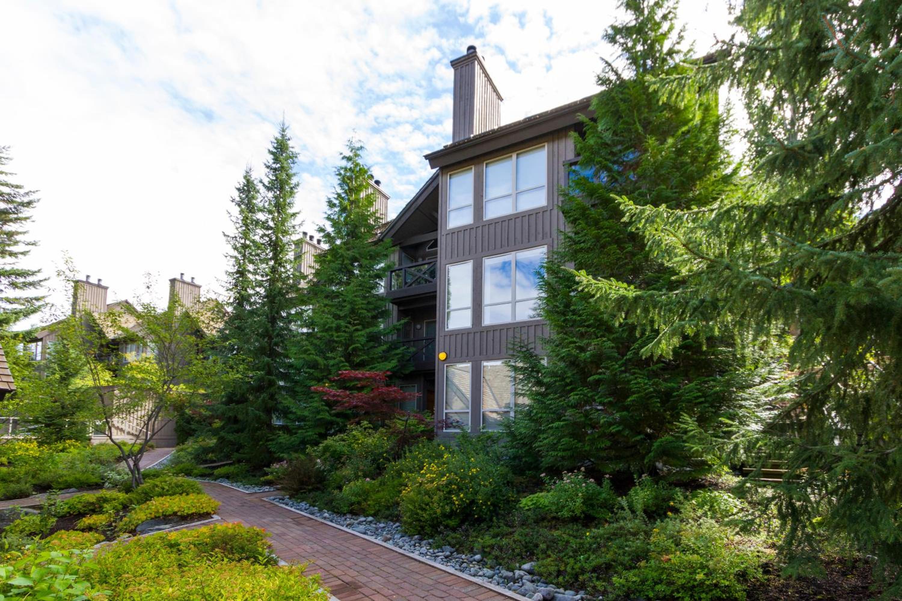 Painted Cliff 31 | Ski-In Ski-Out Townhome close to Upper Village w/ Hot Tub & Parking