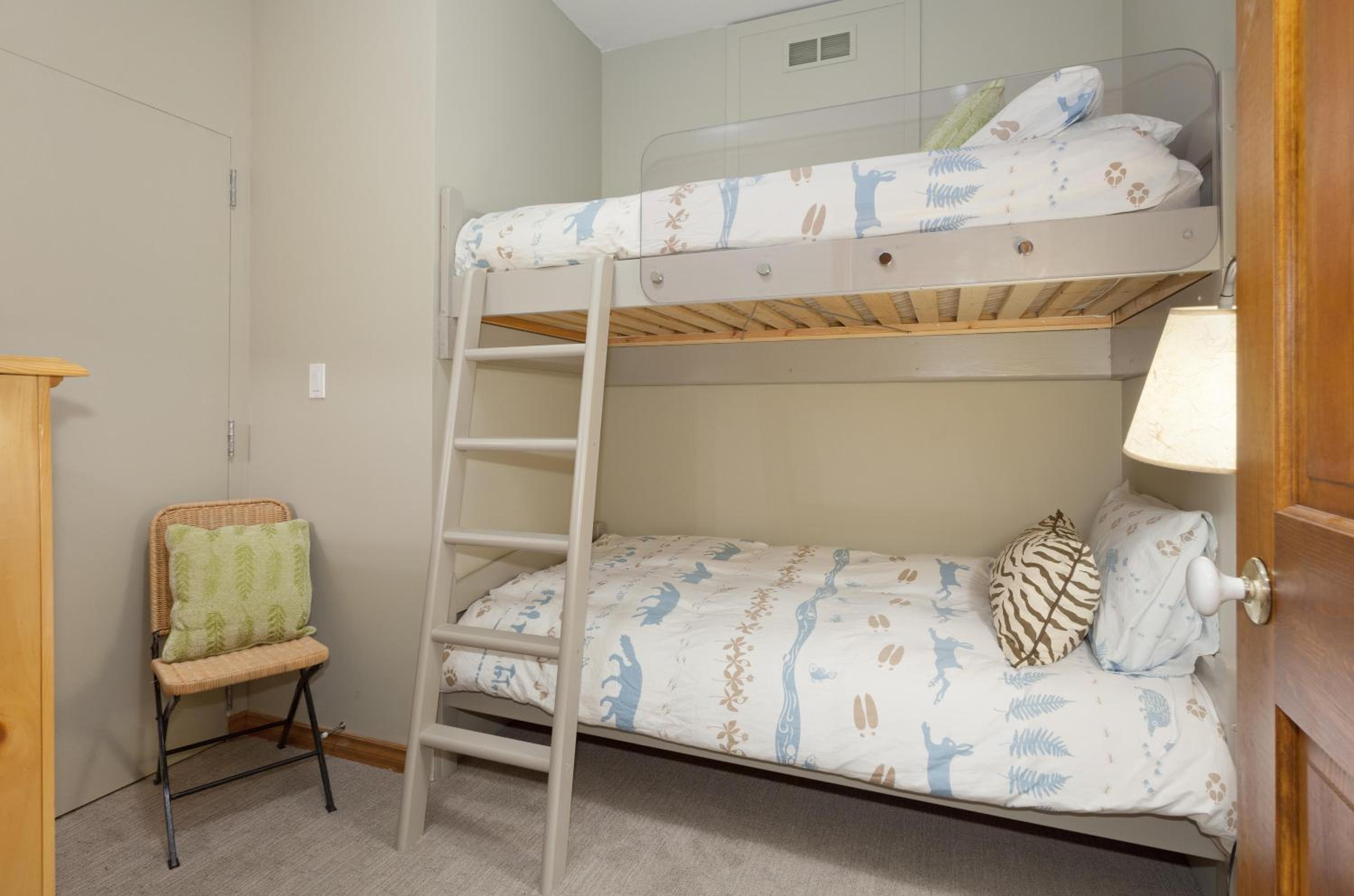 Painted Cliff 31 | Ski-In Ski-Out Townhome close to Upper Village w/ Hot Tub & Parking