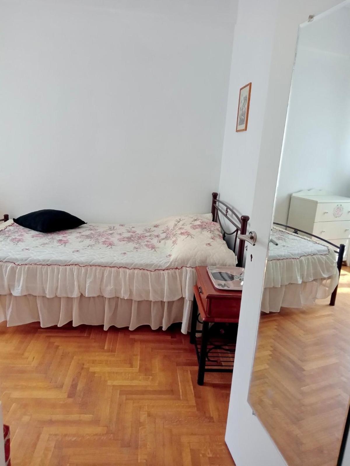 Amerikis Square 1 bedroom apartment photo 2