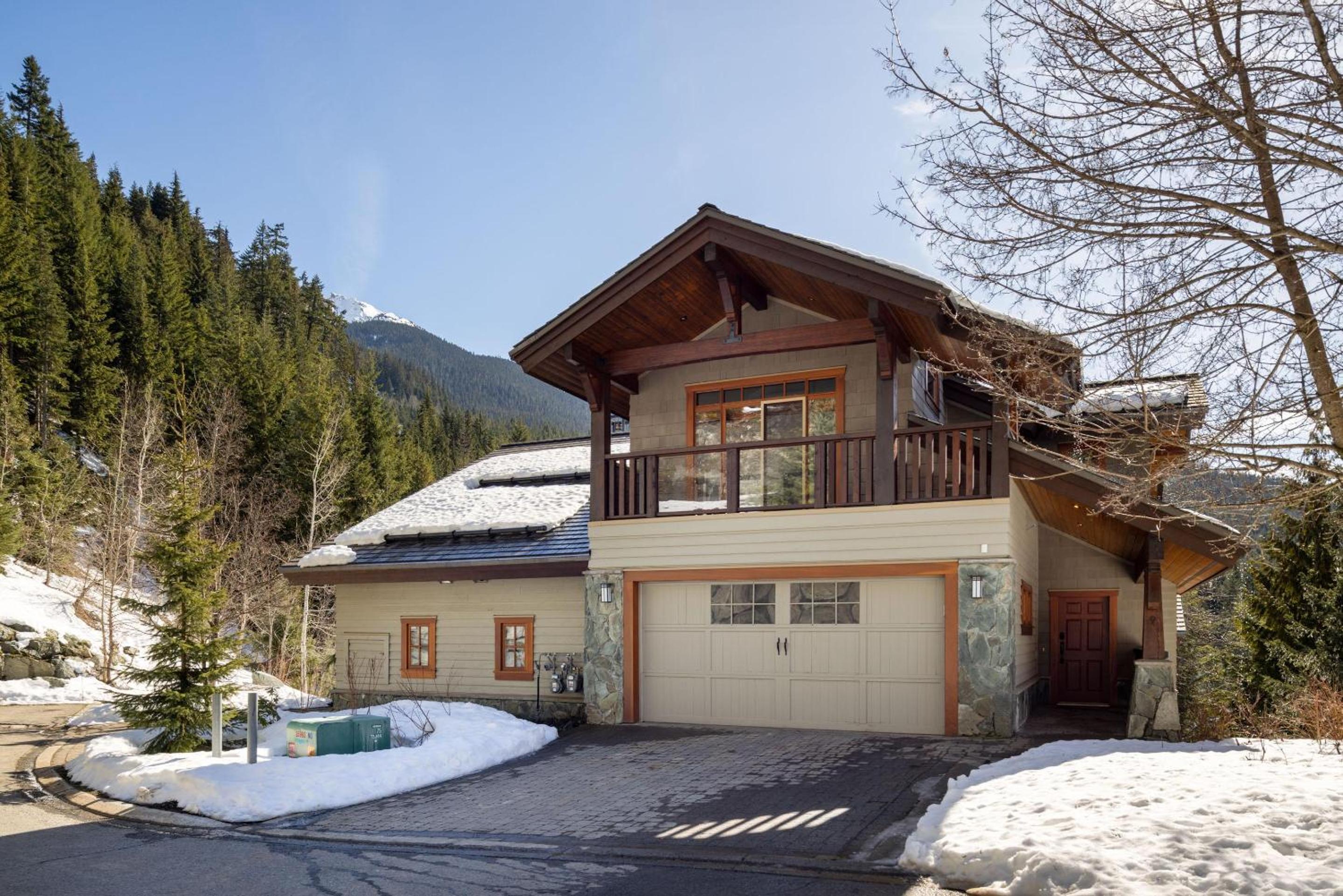 Taluswood The Lookout 9 | Private & Spacious Ski-in-Ski-Out w/ Hot Tub, Fireplace & Garage