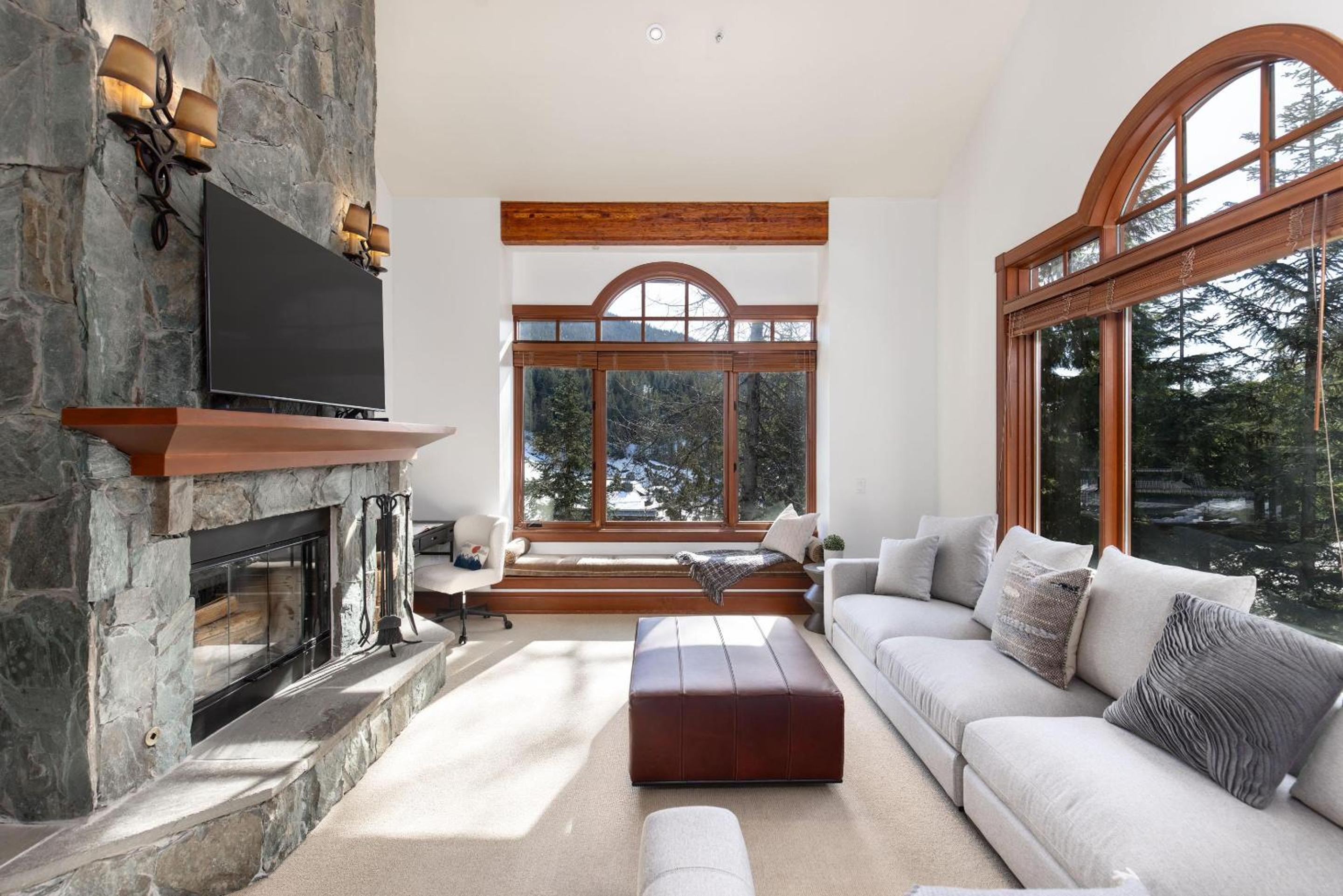 Taluswood The Lookout 9 | Private & Spacious Ski-in-Ski-Out w/ Hot Tub, Fireplace & Garage