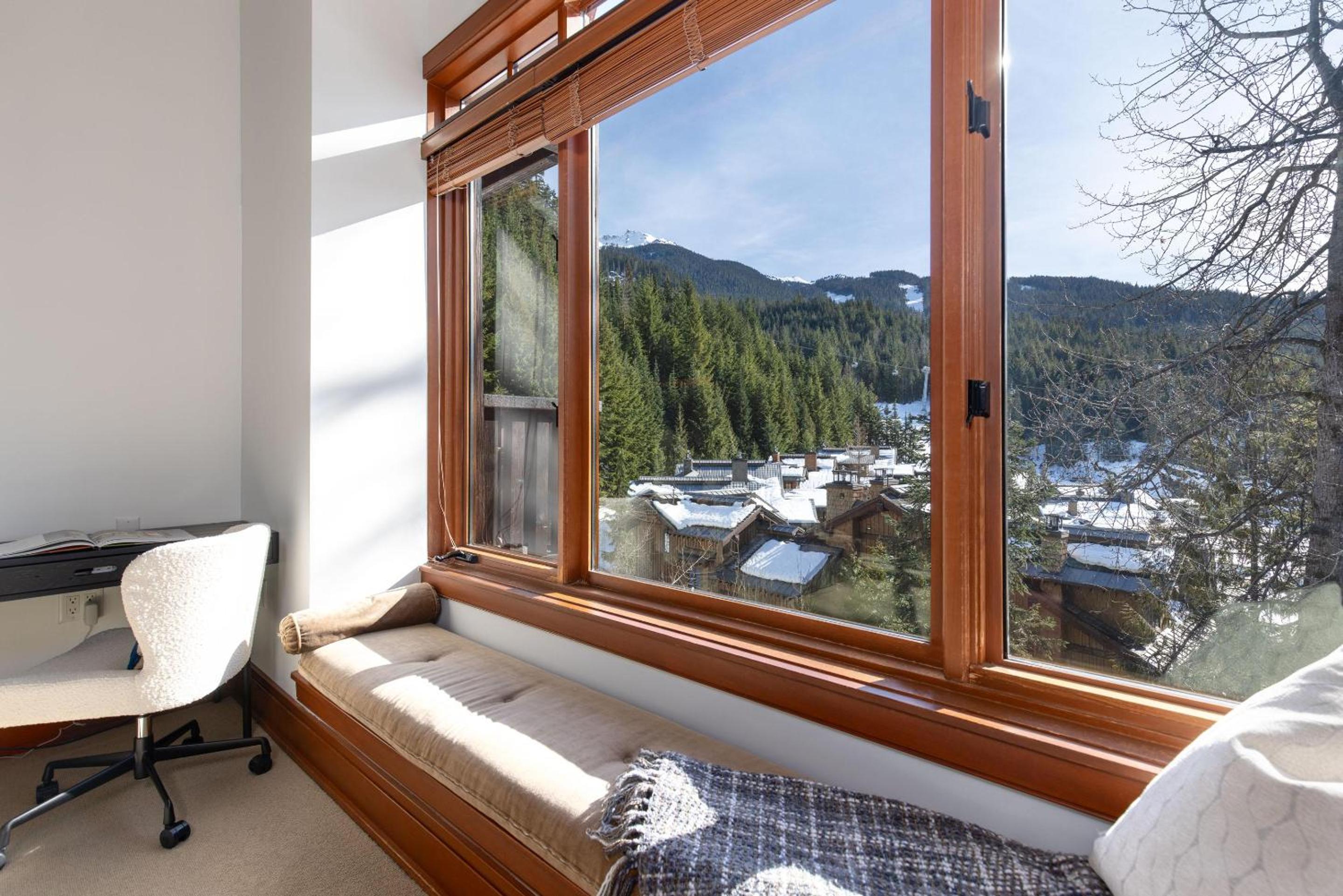 Taluswood The Lookout 9 | Private & Spacious Ski-in-Ski-Out w/ Hot Tub, Fireplace & Garage