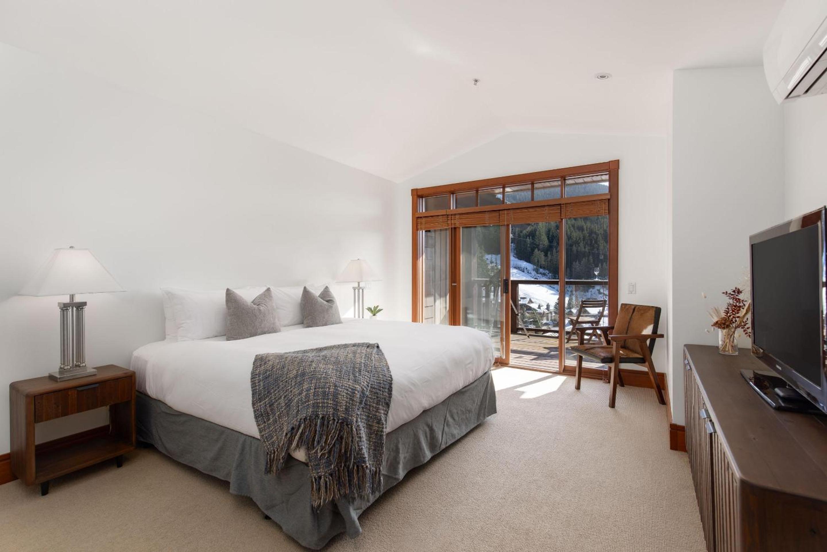 Taluswood The Lookout 9 | Private & Spacious Ski-in-Ski-Out w/ Hot Tub, Fireplace & Garage