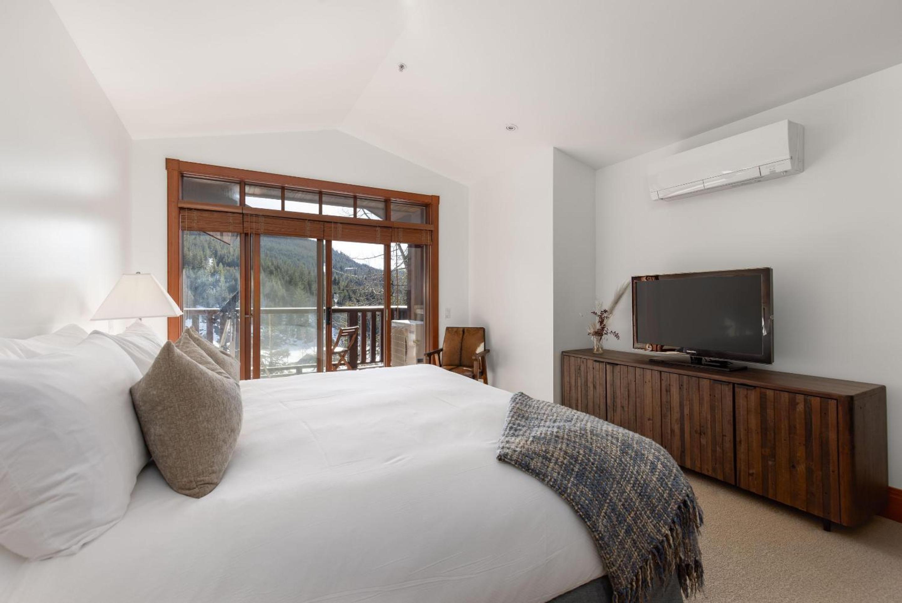 Taluswood The Lookout 9 | Private & Spacious Ski-in-Ski-Out w/ Hot Tub, Fireplace & Garage