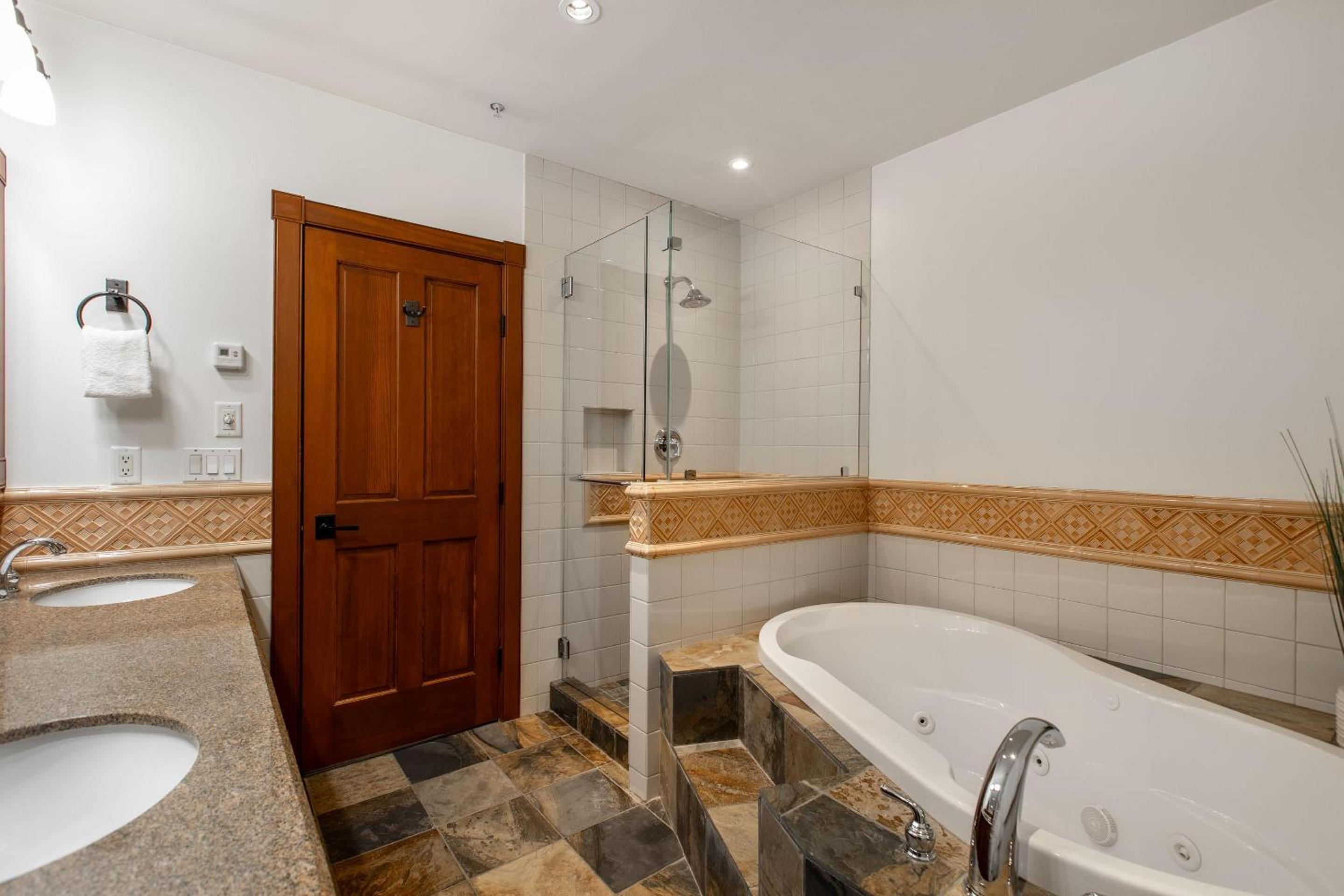 Taluswood The Lookout 9 | Private & Spacious Ski-in-Ski-Out w/ Hot Tub, Fireplace & Garage