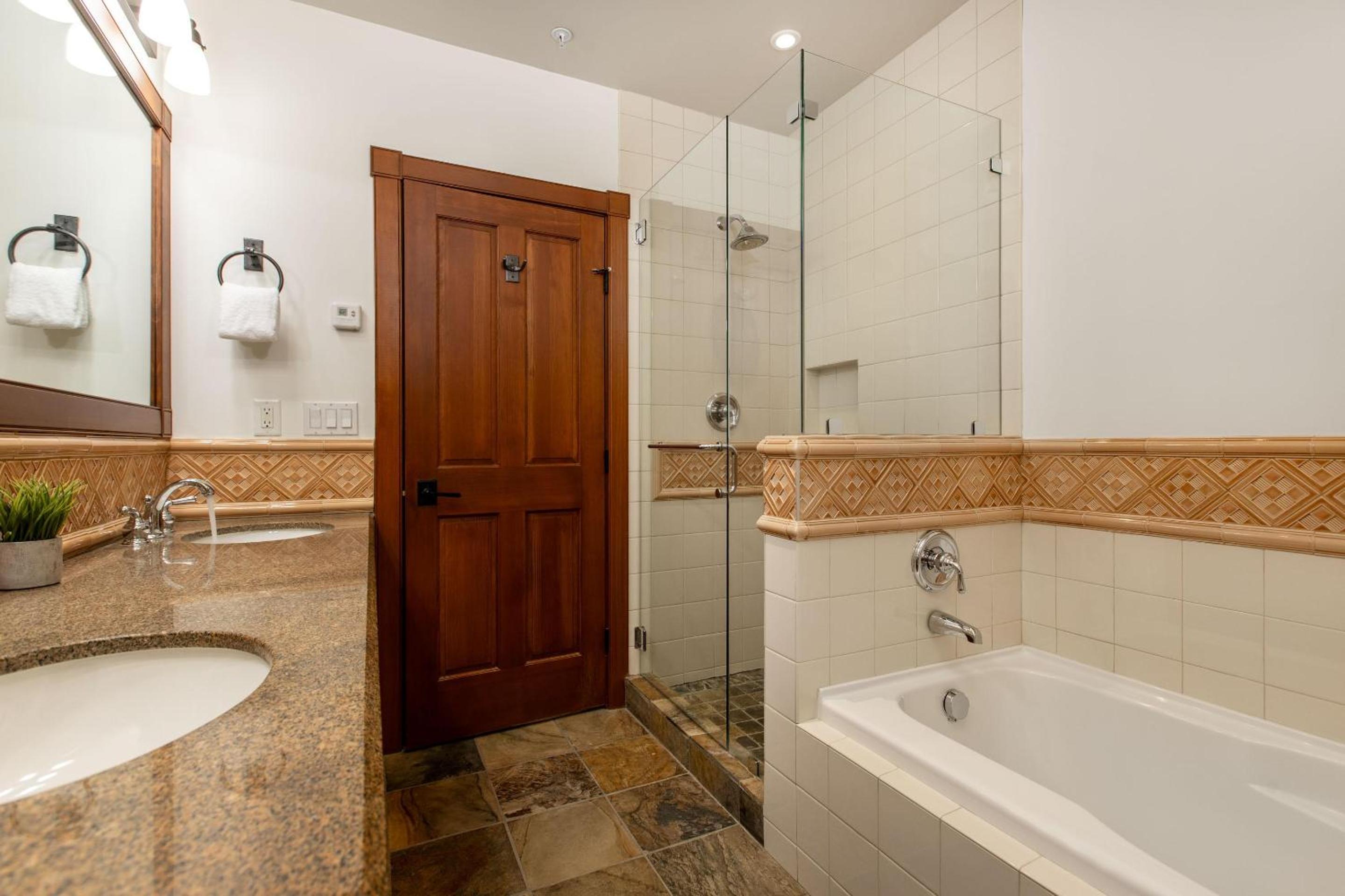 Taluswood The Lookout 9 | Private & Spacious Ski-in-Ski-Out w/ Hot Tub, Fireplace & Garage