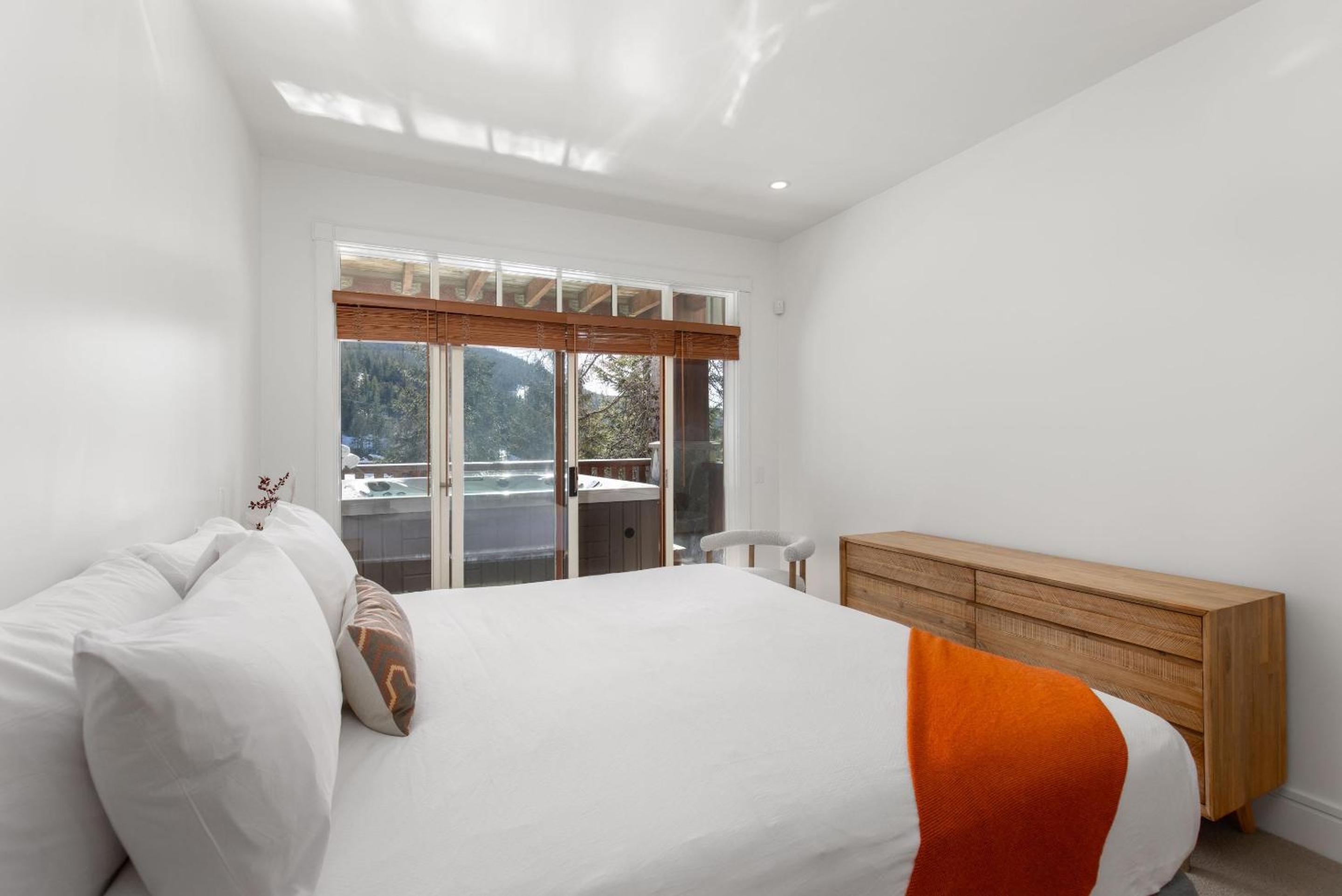 Taluswood The Lookout 9 | Private & Spacious Ski-in-Ski-Out w/ Hot Tub, Fireplace & Garage