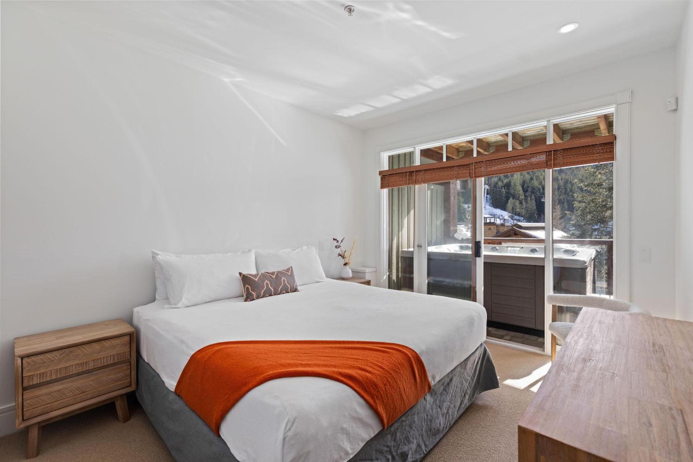 Taluswood The Lookout 9 | Private & Spacious Ski-in-Ski-Out w/ Hot Tub, Fireplace & Garage