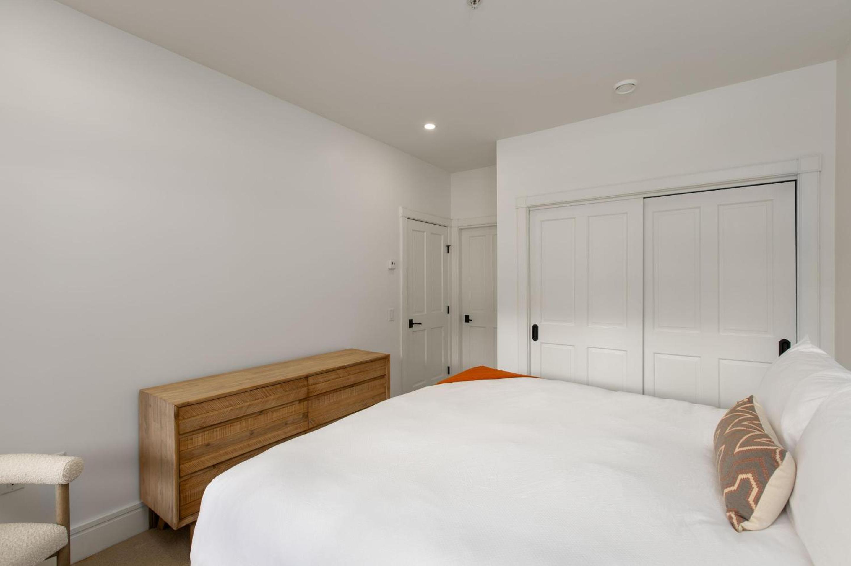 Taluswood The Lookout 9 | Private & Spacious Ski-in-Ski-Out w/ Hot Tub, Fireplace & Garage