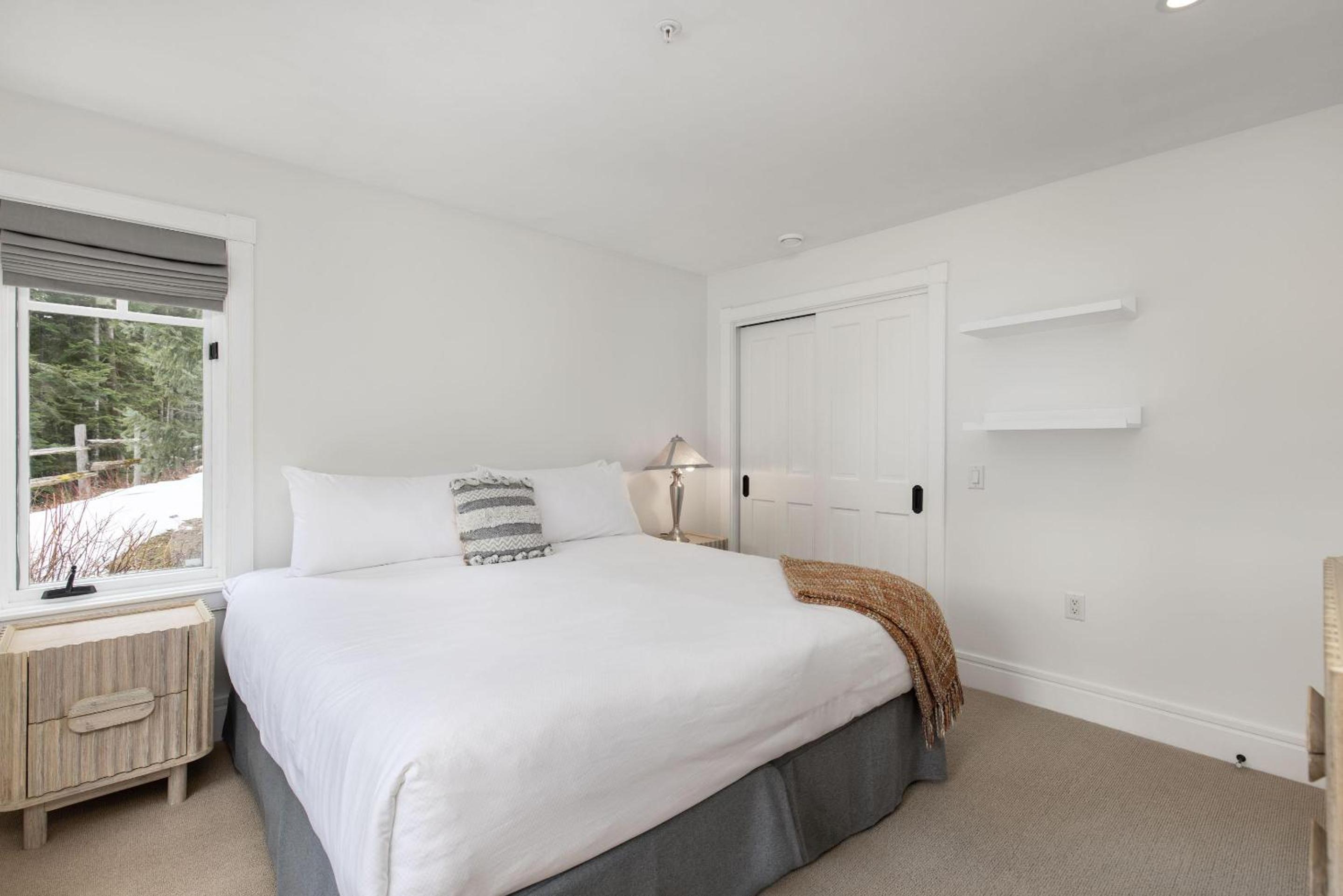 Taluswood The Lookout 9 | Private & Spacious Ski-in-Ski-Out w/ Hot Tub, Fireplace & Garage