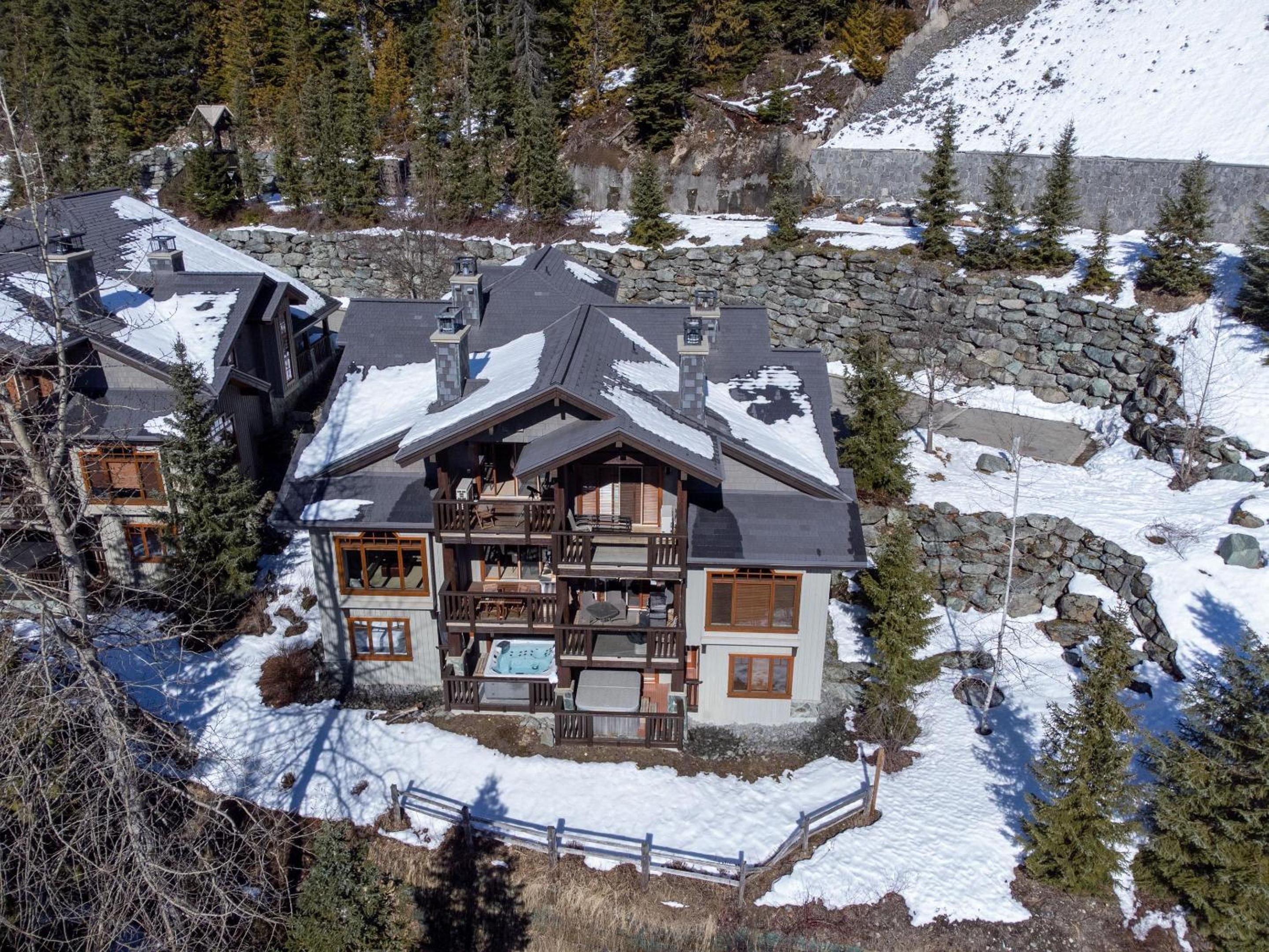 Taluswood The Lookout 9 | Private & Spacious Ski-in-Ski-Out w/ Hot Tub, Fireplace & Garage