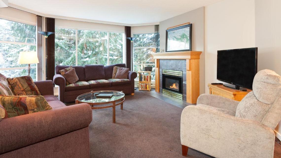 Woodrun Lodge 217 | Ski-In Ski-Out Condo - Walk to Upper Village w/ Hot Tub, Pool + Free Parking