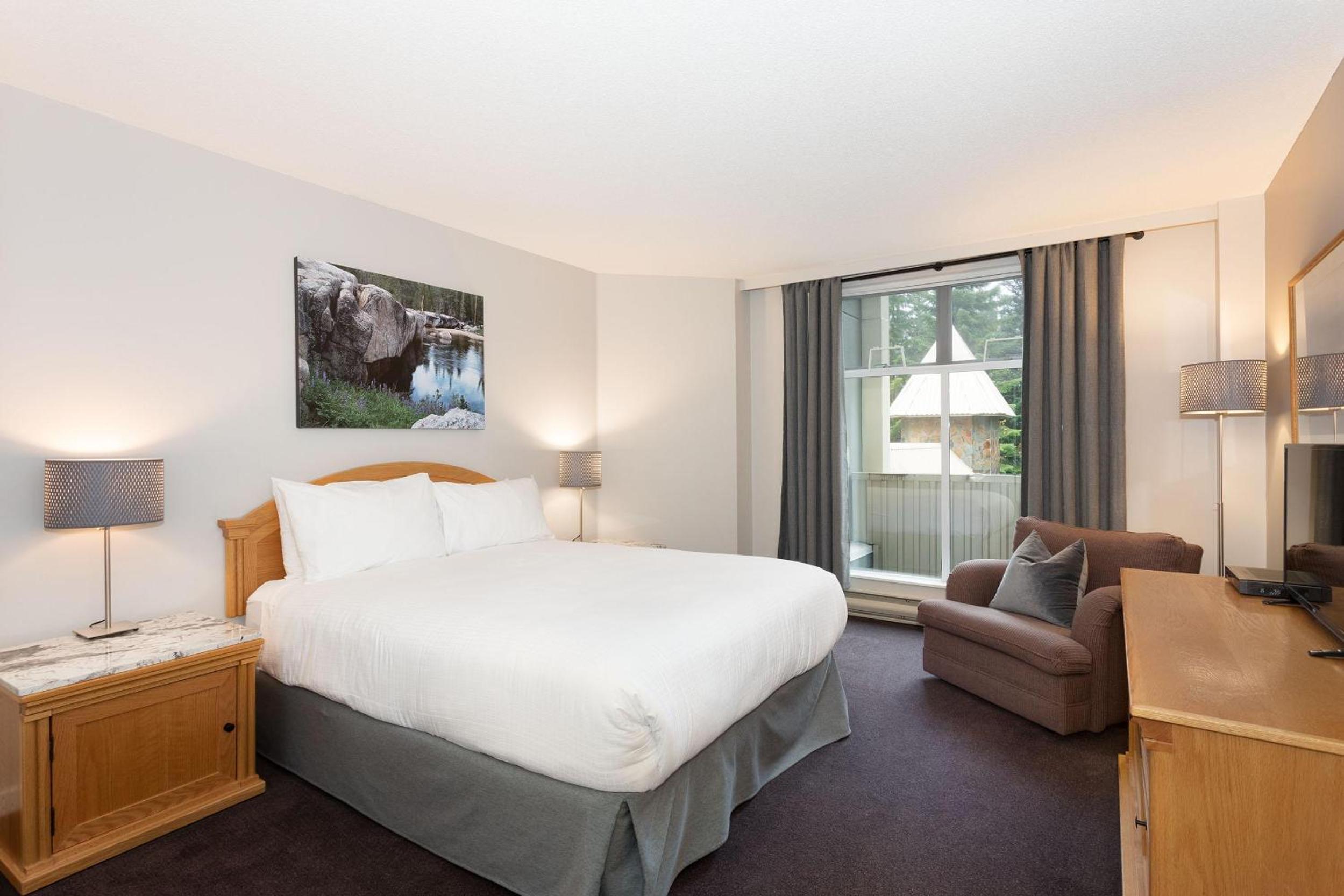 Woodrun Lodge 217 | Ski-In Ski-Out Condo - Walk to Upper Village w/ Hot Tub, Pool + Free Parking