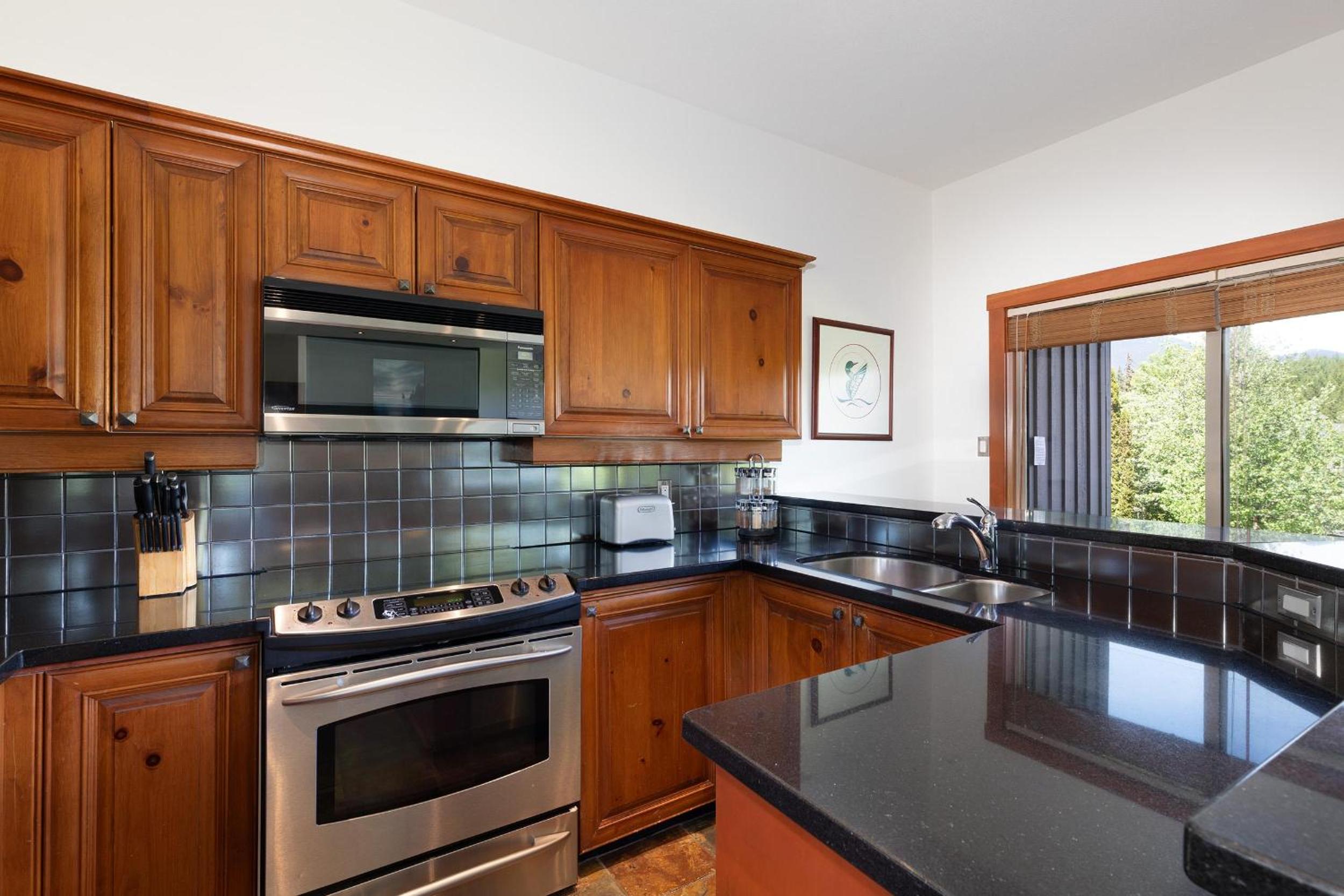Blackcomb Greens 31 | Cozy & Bright Unit, Shuttle to Gondola, Shared Hot tub