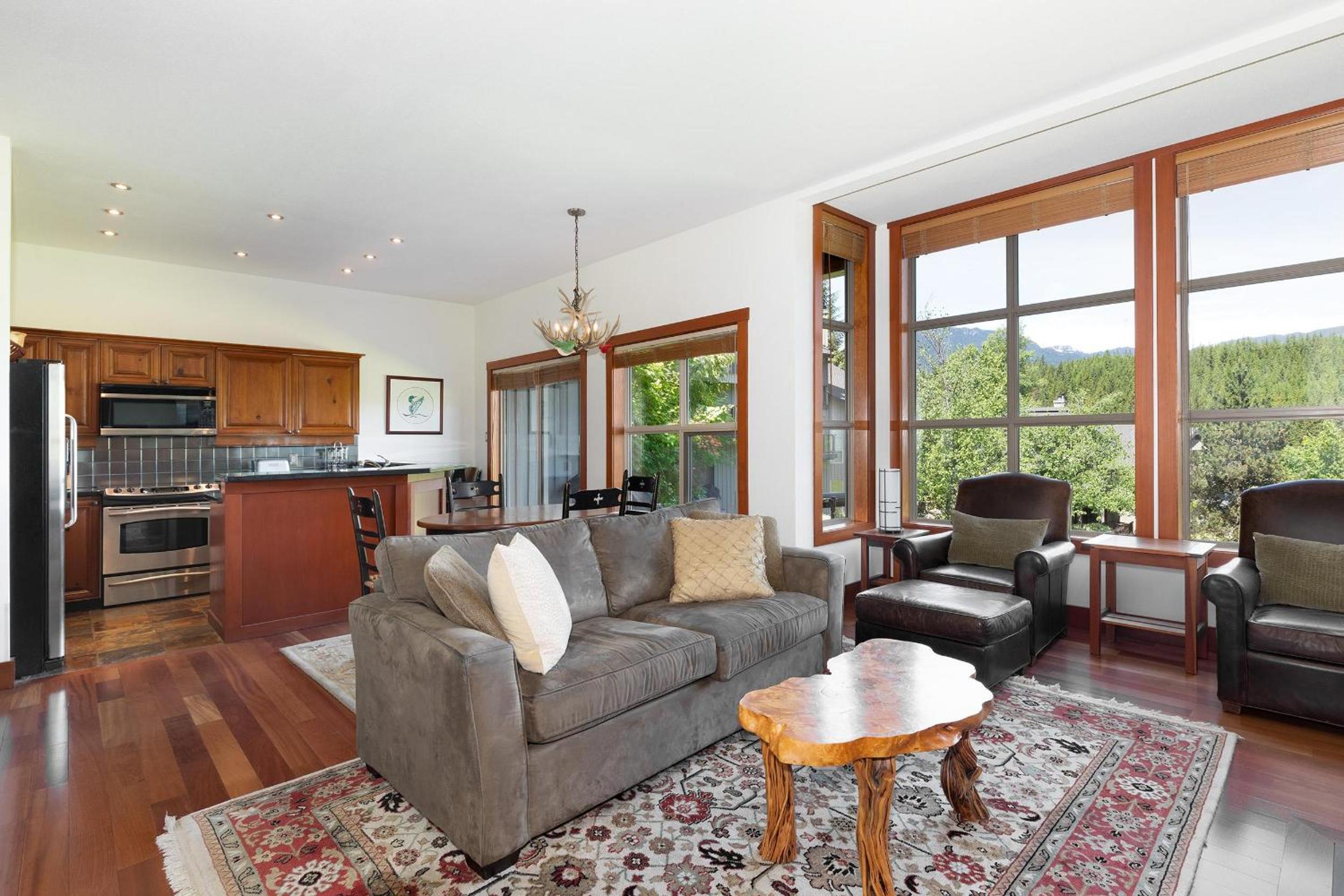 Blackcomb Greens 31 | Cozy & Bright Unit, Shuttle to Gondola, Shared Hot tub