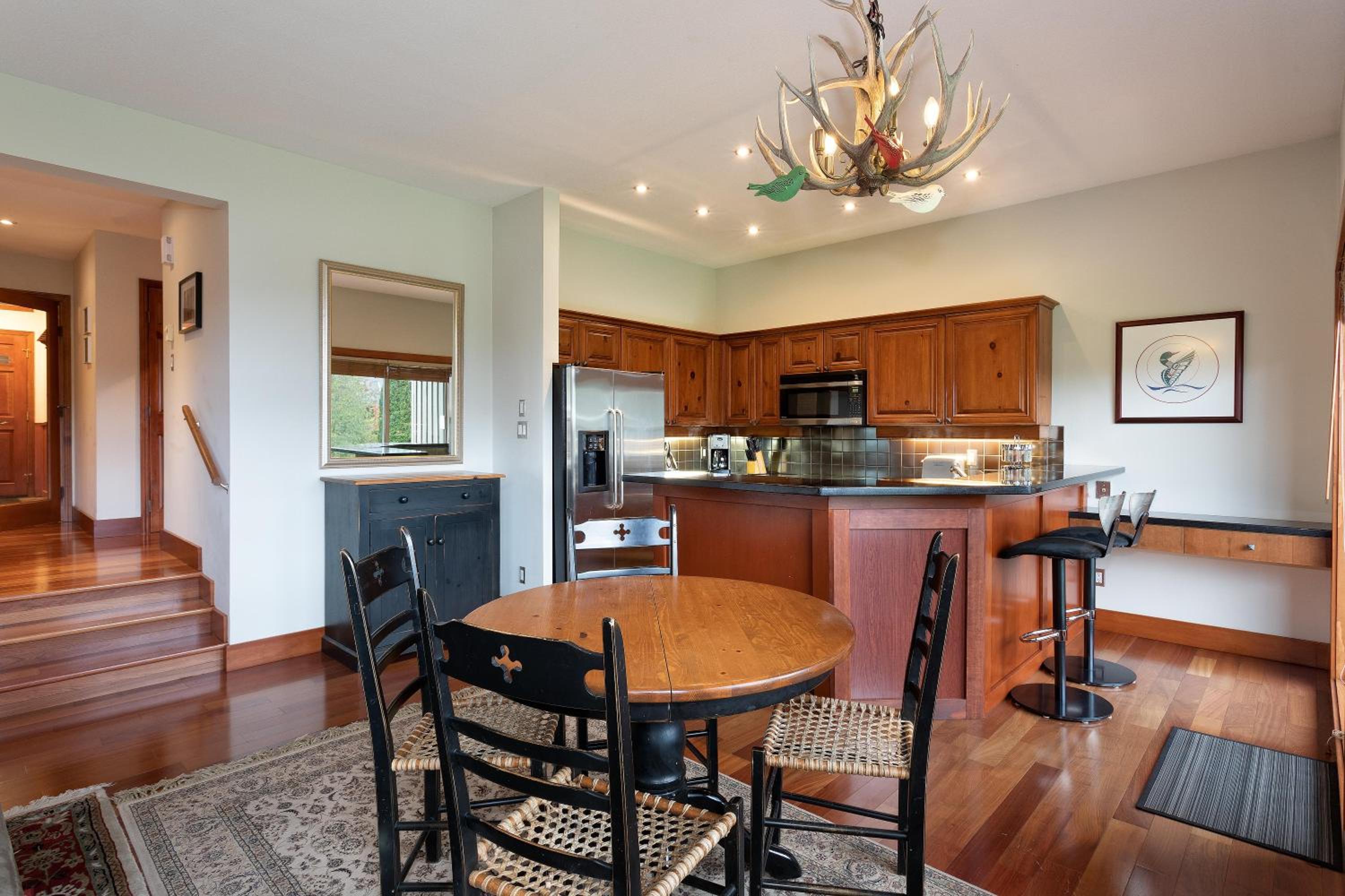 Blackcomb Greens 31 | Cozy & Bright Unit, Shuttle to Gondola, Shared Hot tub