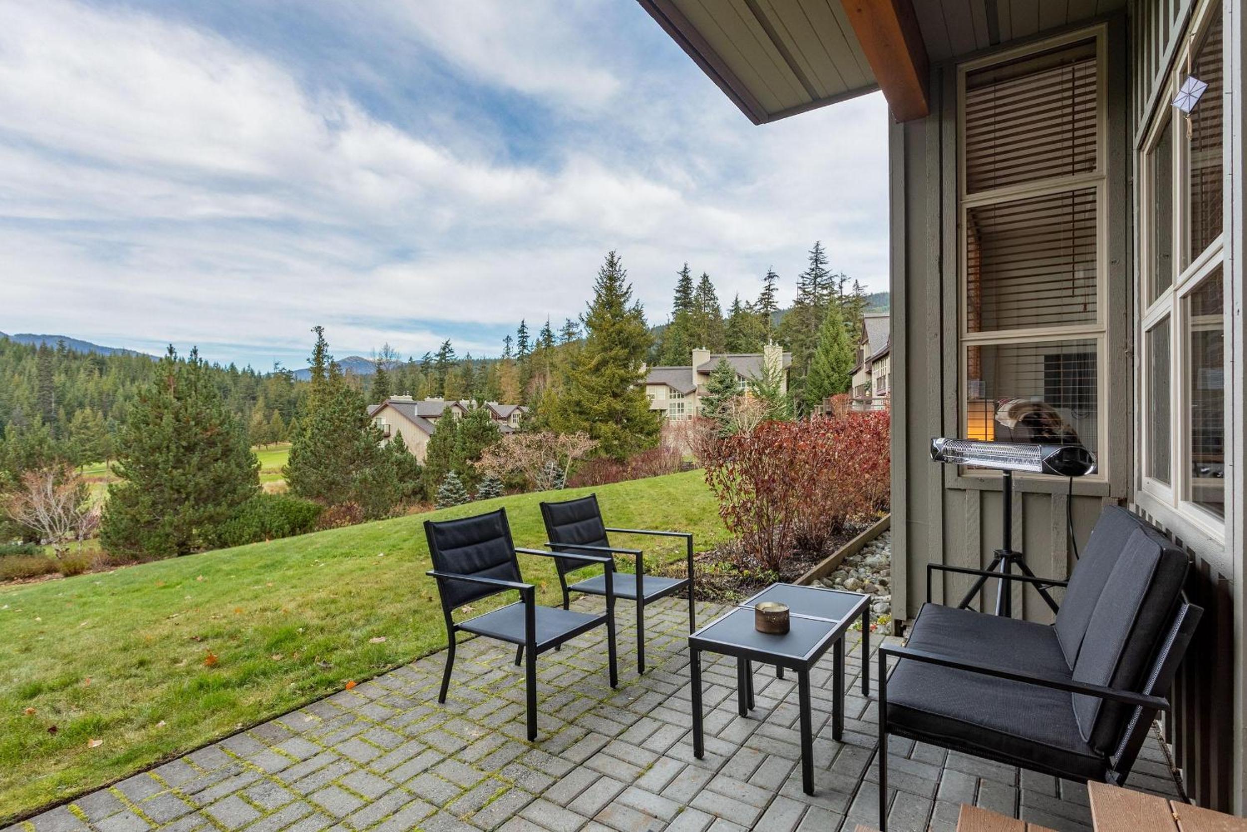 Blackcomb Greens 31 | Cozy & Bright Unit, Shuttle to Gondola, Shared Hot tub