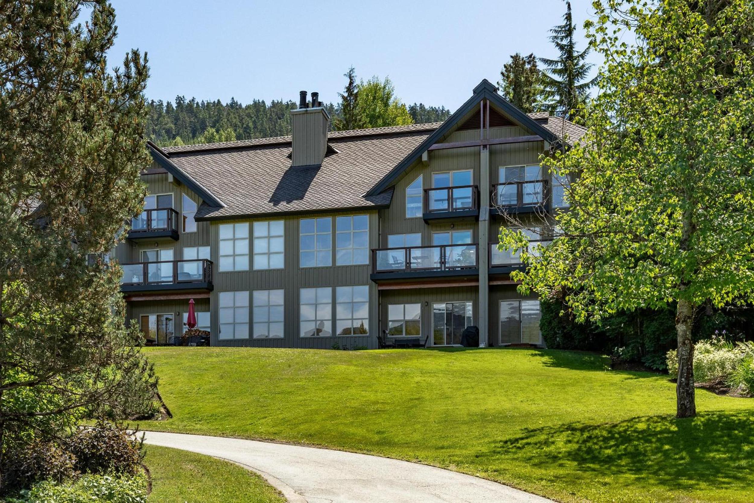 Blackcomb Greens 31 | Cozy & Bright Unit, Shuttle to Gondola, Shared Hot tub