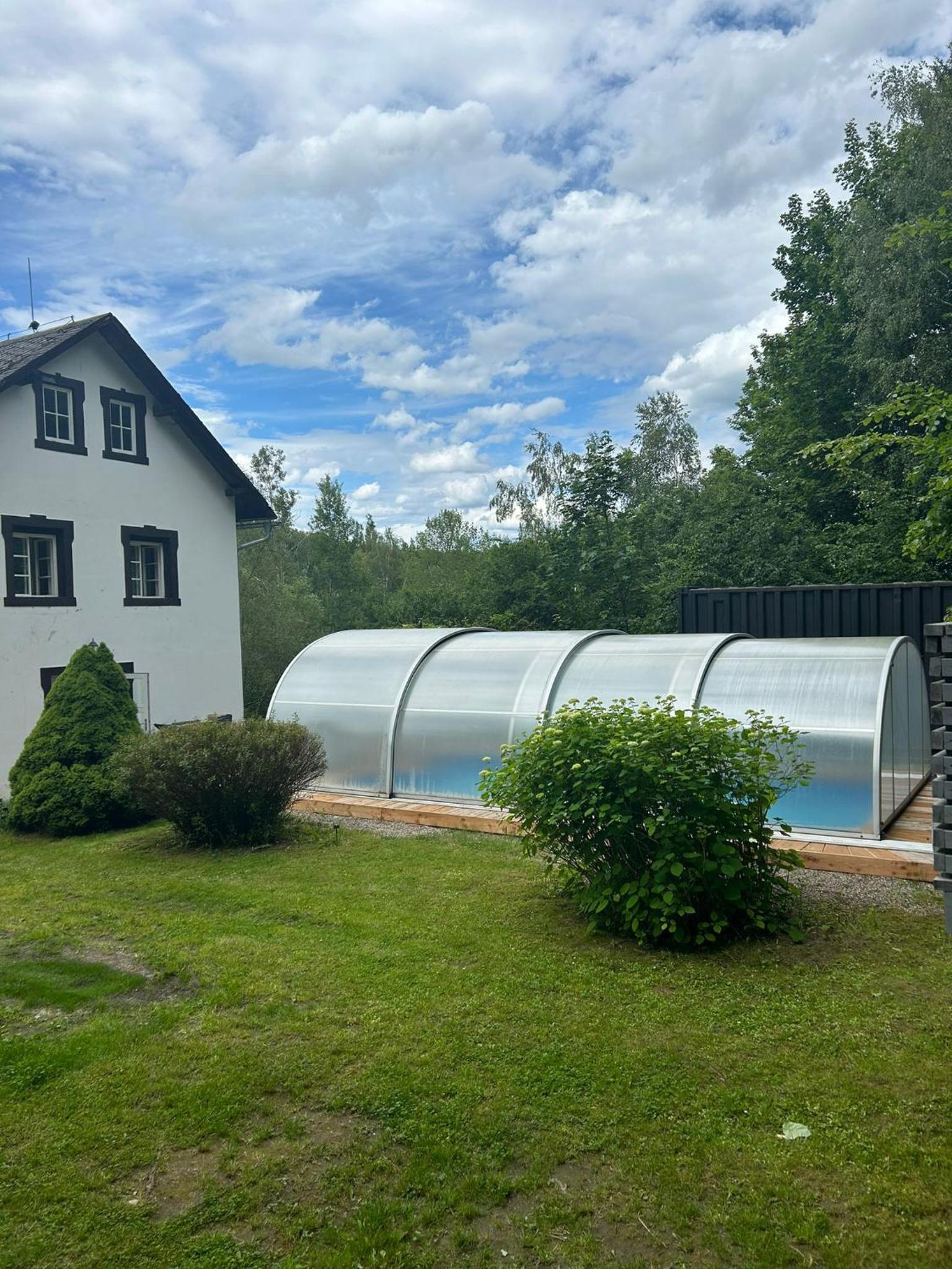 Roubenka nad řekou