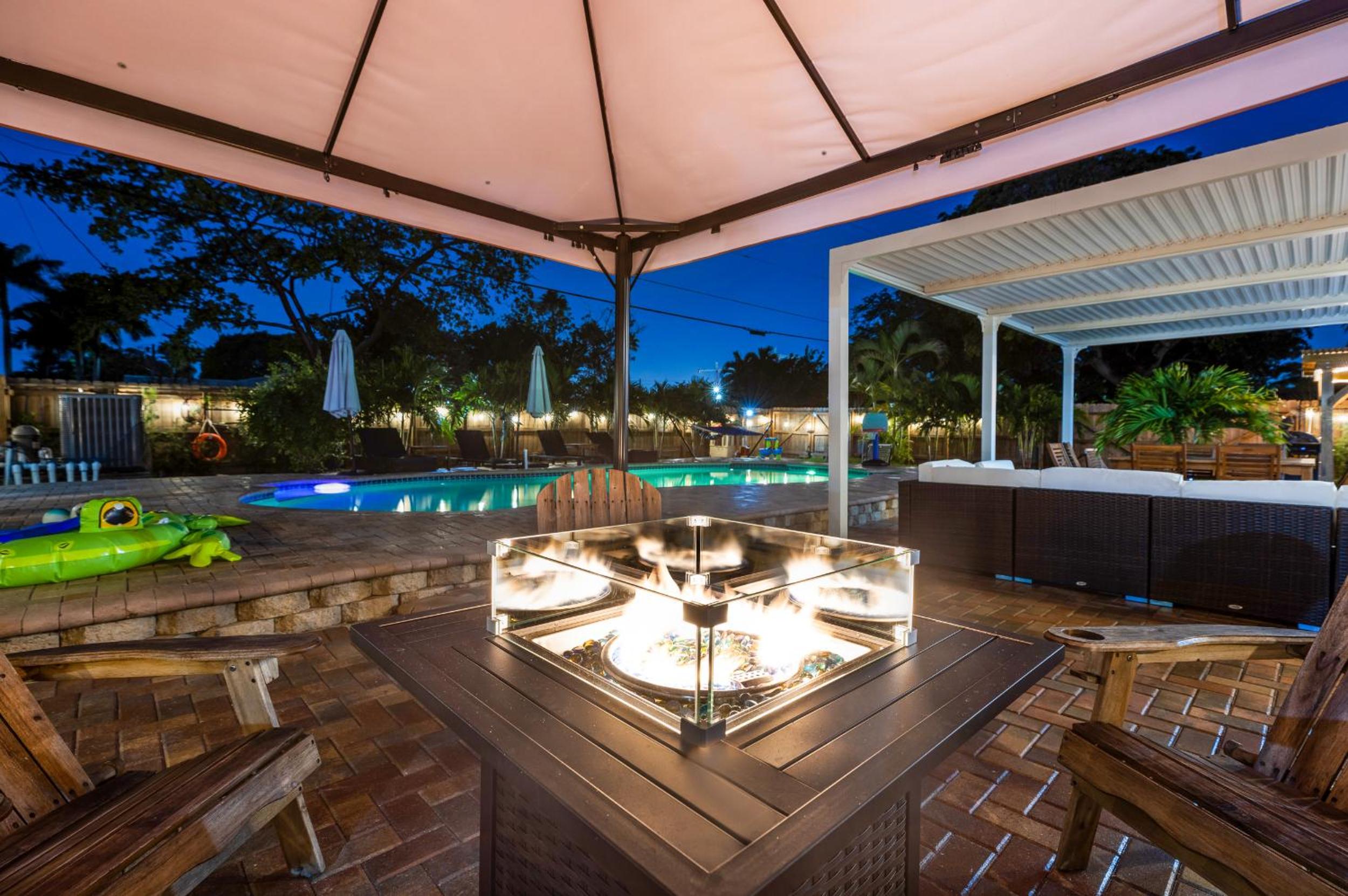 Coastal Dream Resort - 4 Bedrooms, Game Room, HtdPool, BBQ ,Fire Pit