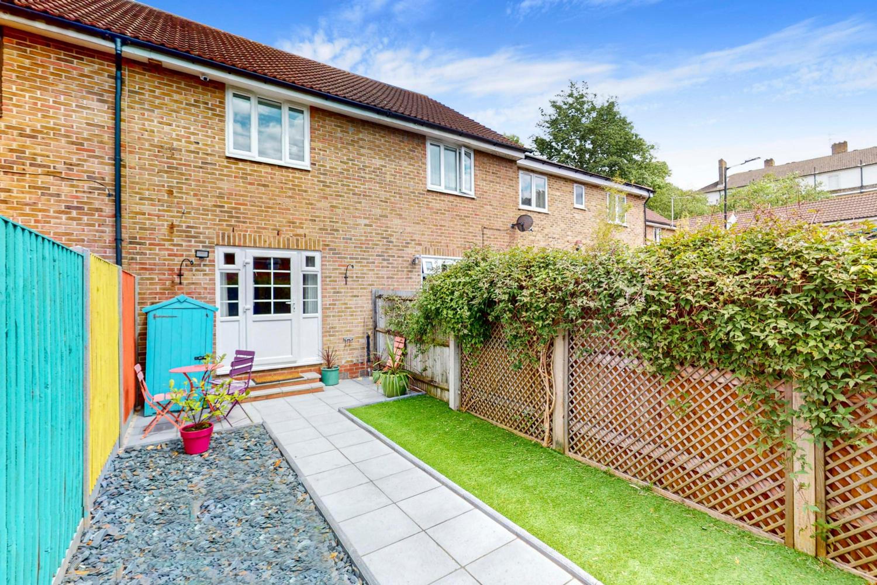2 Bed with Garden & Free Parking near the Thames